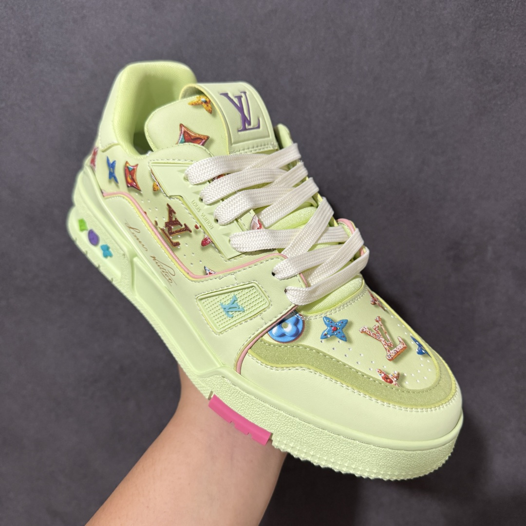 图片[3]-【性价比礼盒版】Louis Vuitton LV Trainer系列高奢运动鞋潮人必备单品 同步ZP官网空胶工艺 挂饰均镶嵌NFC芯片感应装置 正确胶片断点式设计 中底正确还原原版油印字母比例 1：1原楦格板、楦头、刀磨全新升级！ 独家订制顶级压纹麂皮 原版开模TPU大底 质感原版一致 垫脚聚米微料加透气英伦网布 细节完美呈现！ 尺码：35-47-选品中心