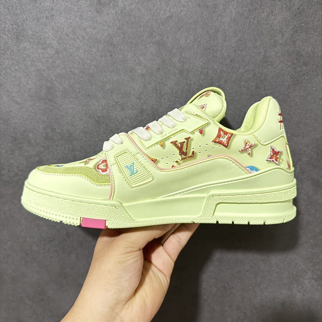图片[2]-【性价比礼盒版】Louis Vuitton LV Trainer系列高奢运动鞋潮人必备单品 同步ZP官网空胶工艺 挂饰均镶嵌NFC芯片感应装置 正确胶片断点式设计 中底正确还原原版油印字母比例 1：1原楦格板、楦头、刀磨全新升级！ 独家订制顶级压纹麂皮 原版开模TPU大底 质感原版一致 垫脚聚米微料加透气英伦网布 细节完美呈现！ 尺码：35-47-选品中心