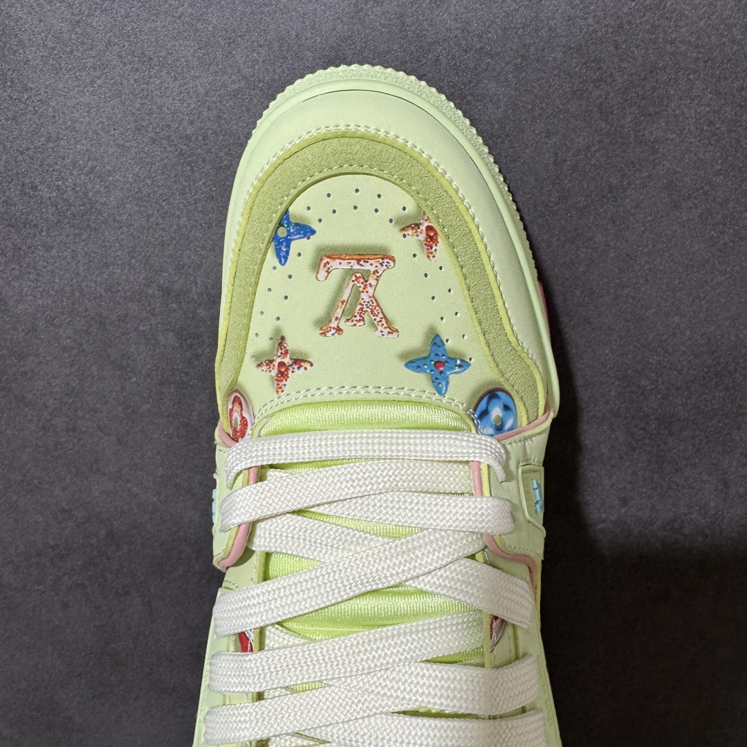 图片[5]-【性价比礼盒版】Louis Vuitton LV Trainer系列高奢运动鞋潮人必备单品 同步ZP官网空胶工艺 挂饰均镶嵌NFC芯片感应装置 正确胶片断点式设计 中底正确还原原版油印字母比例 1：1原楦格板、楦头、刀磨全新升级！ 独家订制顶级压纹麂皮 原版开模TPU大底 质感原版一致 垫脚聚米微料加透气英伦网布 细节完美呈现！ 尺码：35-47-选品中心