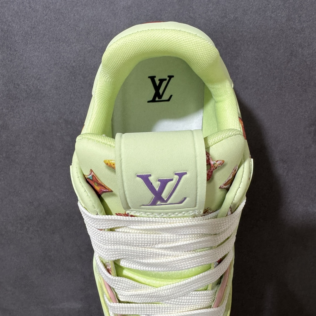 图片[6]-【性价比礼盒版】Louis Vuitton LV Trainer系列高奢运动鞋潮人必备单品 同步ZP官网空胶工艺 挂饰均镶嵌NFC芯片感应装置 正确胶片断点式设计 中底正确还原原版油印字母比例 1：1原楦格板、楦头、刀磨全新升级！ 独家订制顶级压纹麂皮 原版开模TPU大底 质感原版一致 垫脚聚米微料加透气英伦网布 细节完美呈现！ 尺码：35-47-选品中心