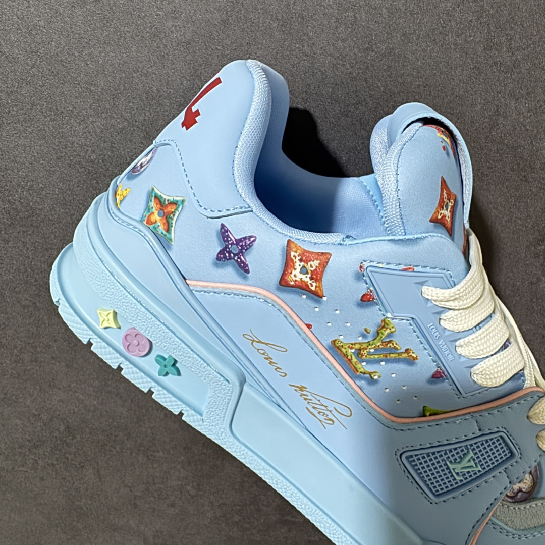图片[7]-【性价比礼盒版】Louis Vuitton LV Trainer系列高奢运动鞋潮人必备单品 同步ZP官网空胶工艺 挂饰均镶嵌NFC芯片感应装置 正确胶片断点式设计 中底正确还原原版油印字母比例 1：1原楦格板、楦头、刀磨全新升级！ 独家订制顶级压纹麂皮 原版开模TPU大底 质感原版一致 垫脚聚米微料加透气英伦网布 细节完美呈现！ 尺码：35-47-选品中心