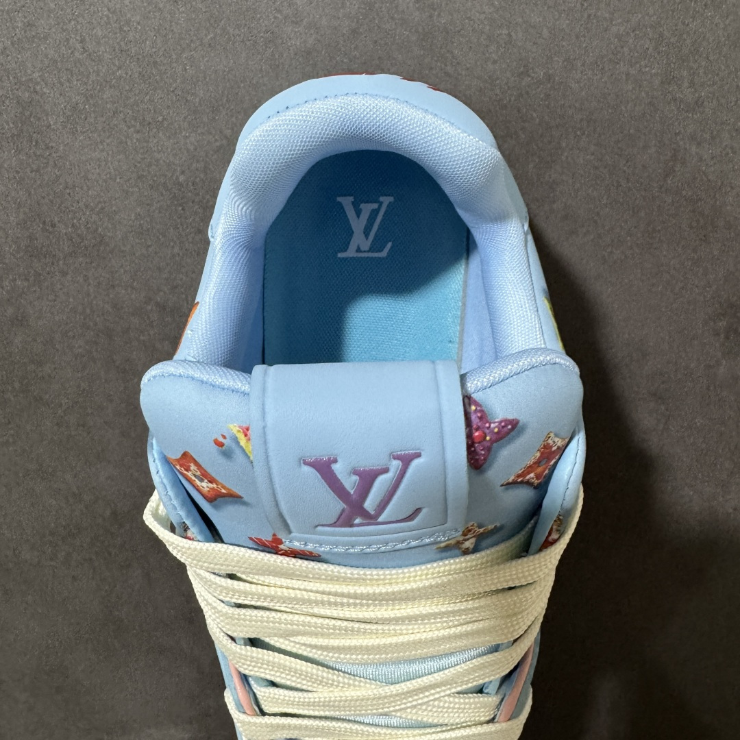 图片[6]-【性价比礼盒版】Louis Vuitton LV Trainer系列高奢运动鞋潮人必备单品 同步ZP官网空胶工艺 挂饰均镶嵌NFC芯片感应装置 正确胶片断点式设计 中底正确还原原版油印字母比例 1：1原楦格板、楦头、刀磨全新升级！ 独家订制顶级压纹麂皮 原版开模TPU大底 质感原版一致 垫脚聚米微料加透气英伦网布 细节完美呈现！ 尺码：35-47-选品中心