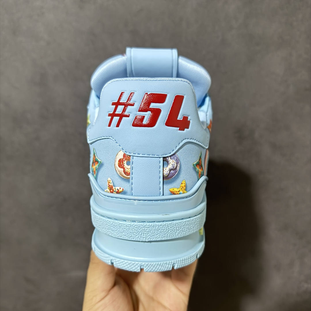 图片[4]-【性价比礼盒版】Louis Vuitton LV Trainer系列高奢运动鞋潮人必备单品 同步ZP官网空胶工艺 挂饰均镶嵌NFC芯片感应装置 正确胶片断点式设计 中底正确还原原版油印字母比例 1：1原楦格板、楦头、刀磨全新升级！ 独家订制顶级压纹麂皮 原版开模TPU大底 质感原版一致 垫脚聚米微料加透气英伦网布 细节完美呈现！ 尺码：35-47-选品中心