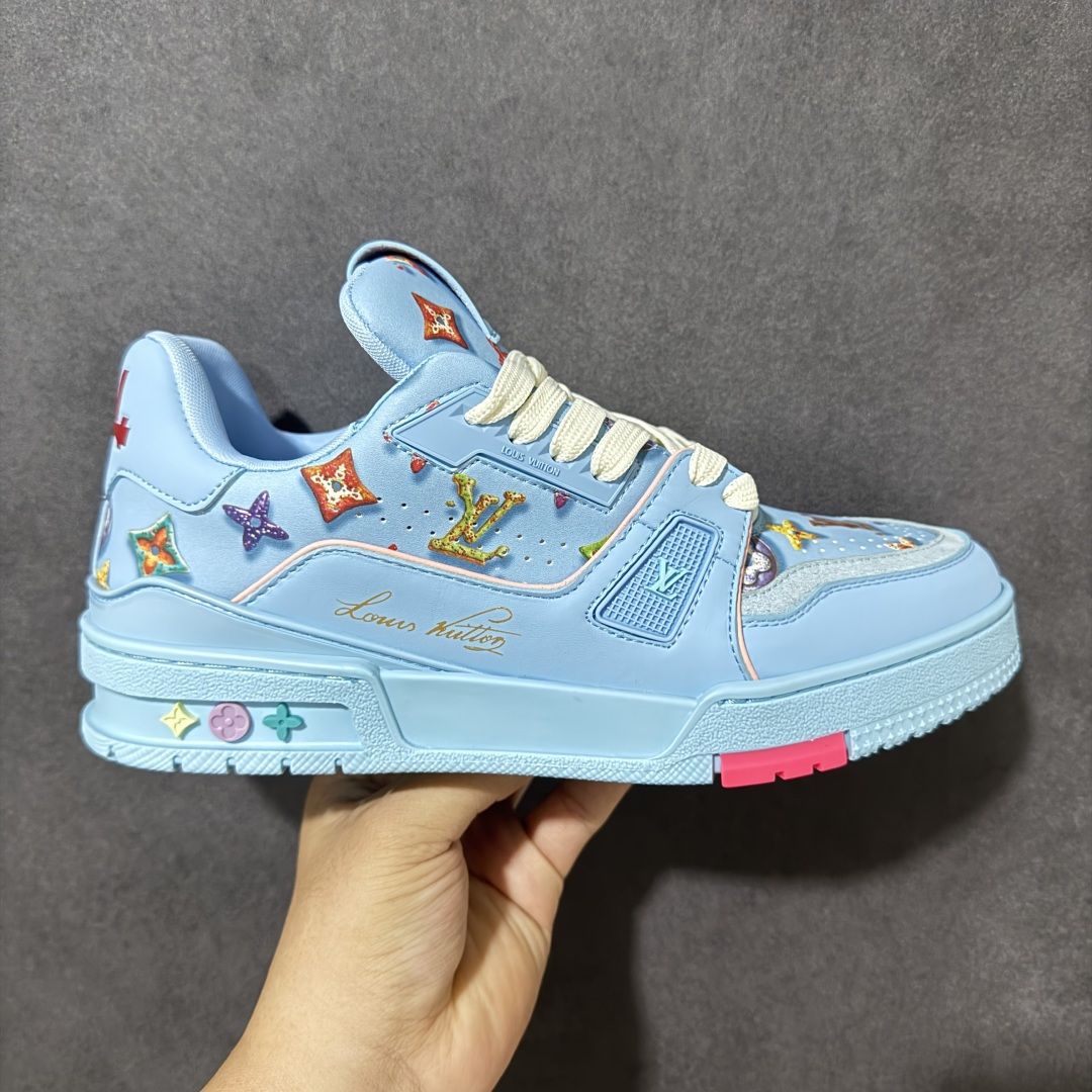 【性价比礼盒版】Louis Vuitton LV Trainer系列高奢运动鞋潮人必备单品 同步ZP官网空胶工艺 挂饰均镶嵌NFC芯片感应装置 正确胶片断点式设计 中底正确还原原版油印字母比例 1:1原楦格板、楦头、刀磨全新升级! 独家订制顶级压纹麂皮 原版开模TPU大底 质感原版一致 垫脚聚米微料加透气英伦网布 细节完美呈现! 尺码:35-47-选品中心