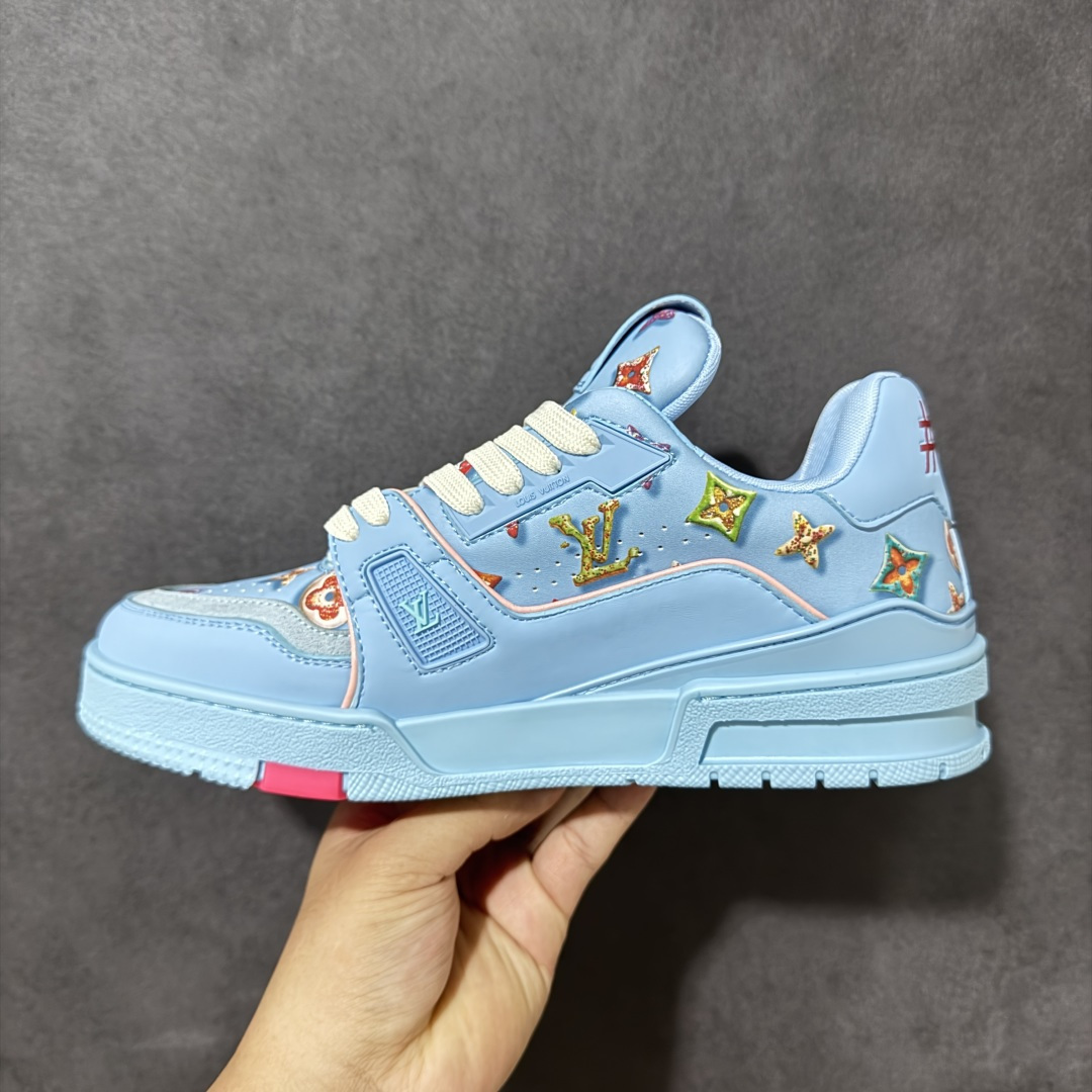 图片[2]-【性价比礼盒版】Louis Vuitton LV Trainer系列高奢运动鞋潮人必备单品 同步ZP官网空胶工艺 挂饰均镶嵌NFC芯片感应装置 正确胶片断点式设计 中底正确还原原版油印字母比例 1：1原楦格板、楦头、刀磨全新升级！ 独家订制顶级压纹麂皮 原版开模TPU大底 质感原版一致 垫脚聚米微料加透气英伦网布 细节完美呈现！ 尺码：35-47-选品中心
