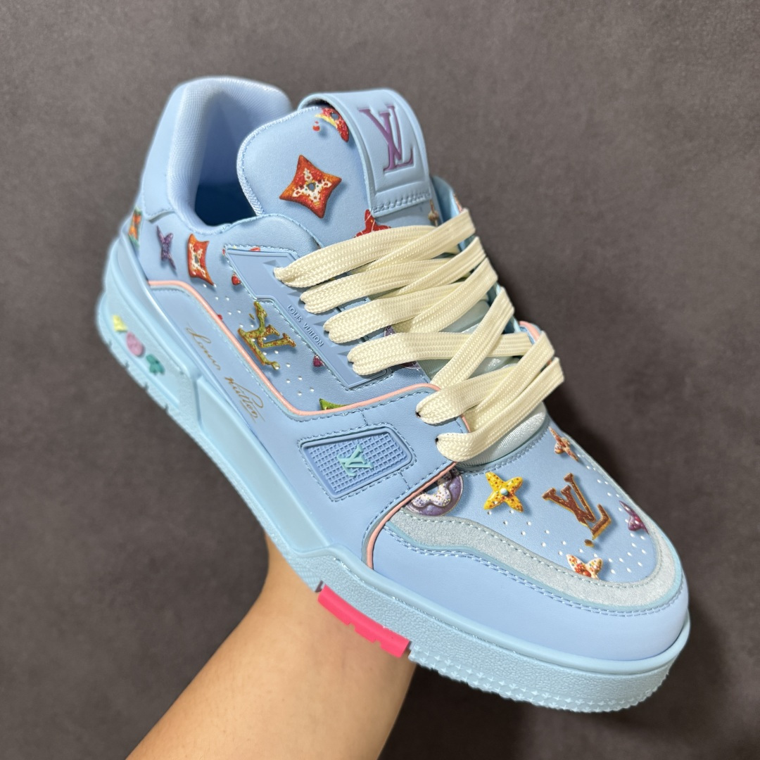 图片[3]-【性价比礼盒版】Louis Vuitton LV Trainer系列高奢运动鞋潮人必备单品 同步ZP官网空胶工艺 挂饰均镶嵌NFC芯片感应装置 正确胶片断点式设计 中底正确还原原版油印字母比例 1：1原楦格板、楦头、刀磨全新升级！ 独家订制顶级压纹麂皮 原版开模TPU大底 质感原版一致 垫脚聚米微料加透气英伦网布 细节完美呈现！ 尺码：35-47-选品中心