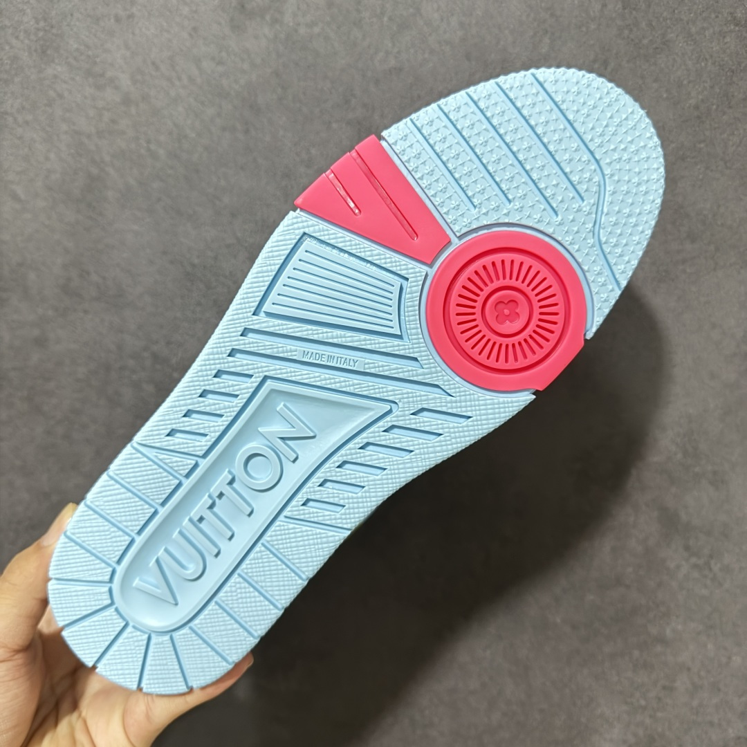 图片[9]-【性价比礼盒版】Louis Vuitton LV Trainer系列高奢运动鞋潮人必备单品 同步ZP官网空胶工艺 挂饰均镶嵌NFC芯片感应装置 正确胶片断点式设计 中底正确还原原版油印字母比例 1：1原楦格板、楦头、刀磨全新升级！ 独家订制顶级压纹麂皮 原版开模TPU大底 质感原版一致 垫脚聚米微料加透气英伦网布 细节完美呈现！ 尺码：35-47-选品中心