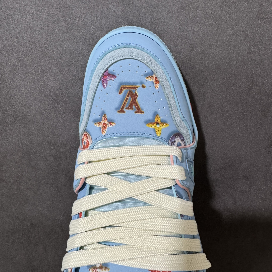 图片[5]-【性价比礼盒版】Louis Vuitton LV Trainer系列高奢运动鞋潮人必备单品 同步ZP官网空胶工艺 挂饰均镶嵌NFC芯片感应装置 正确胶片断点式设计 中底正确还原原版油印字母比例 1：1原楦格板、楦头、刀磨全新升级！ 独家订制顶级压纹麂皮 原版开模TPU大底 质感原版一致 垫脚聚米微料加透气英伦网布 细节完美呈现！ 尺码：35-47-选品中心