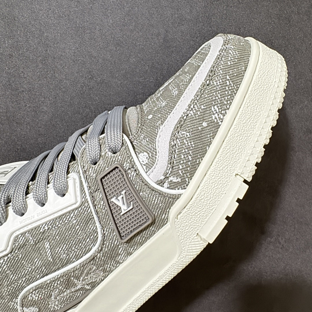 图片[8]-【性价比礼盒版】Louis Vuitton LV Trainer系列高奢运动鞋潮人必备单品 同步ZP官网空胶工艺 挂饰均镶嵌NFC芯片感应装置 正确胶片断点式设计 中底正确还原原版油印字母比例 1：1原楦格板、楦头、刀磨全新升级！ 独家订制顶级压纹麂皮 原版开模TPU大底 质感原版一致 垫脚聚米微料加透气英伦网布 细节完美呈现！ 尺码：35-47-选品中心