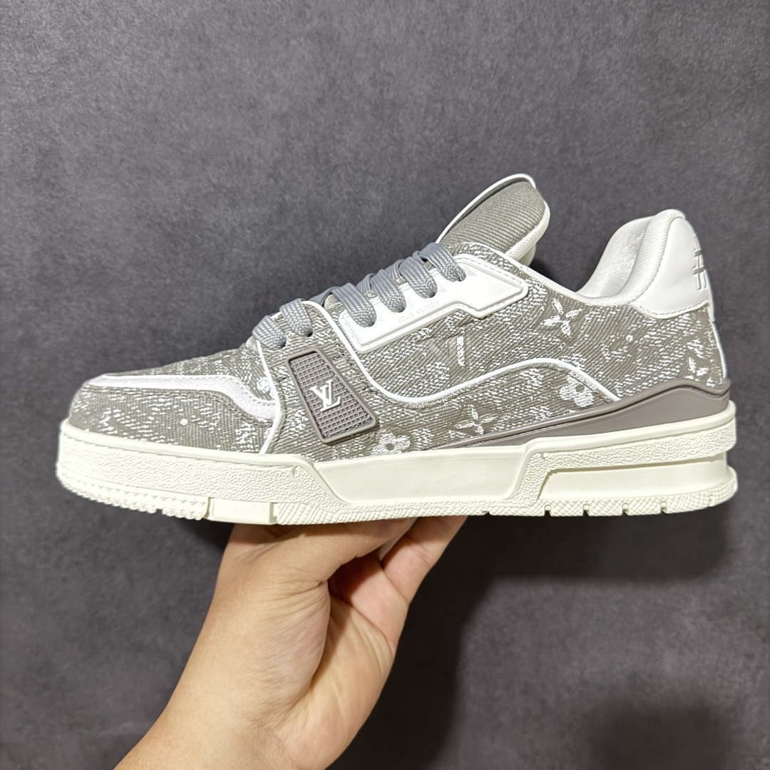 图片[2]-【性价比礼盒版】Louis Vuitton LV Trainer系列高奢运动鞋潮人必备单品 同步ZP官网空胶工艺 挂饰均镶嵌NFC芯片感应装置 正确胶片断点式设计 中底正确还原原版油印字母比例 1：1原楦格板、楦头、刀磨全新升级！ 独家订制顶级压纹麂皮 原版开模TPU大底 质感原版一致 垫脚聚米微料加透气英伦网布 细节完美呈现！ 尺码：35-47-选品中心