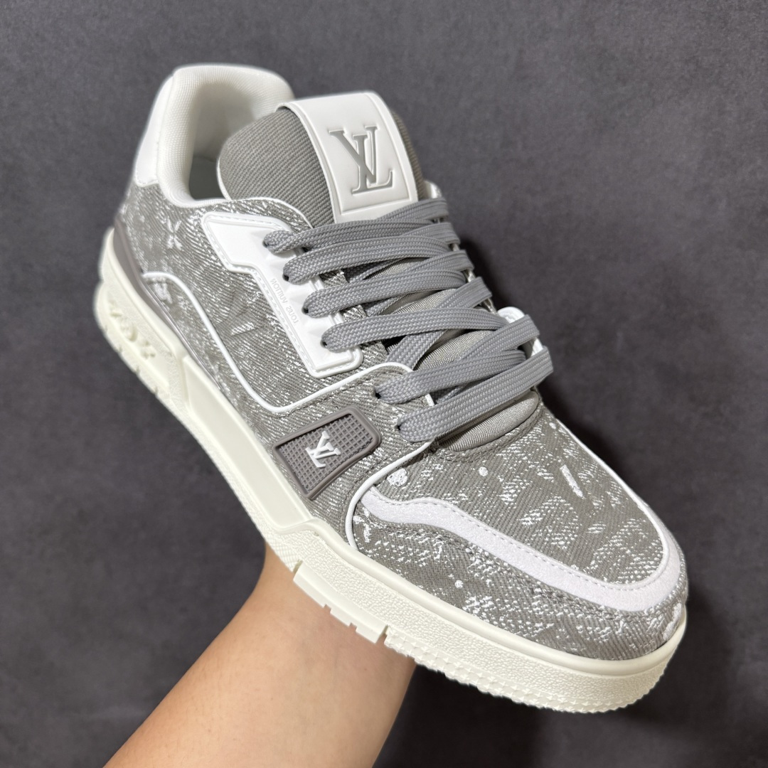 图片[3]-【性价比礼盒版】Louis Vuitton LV Trainer系列高奢运动鞋潮人必备单品 同步ZP官网空胶工艺 挂饰均镶嵌NFC芯片感应装置 正确胶片断点式设计 中底正确还原原版油印字母比例 1：1原楦格板、楦头、刀磨全新升级！ 独家订制顶级压纹麂皮 原版开模TPU大底 质感原版一致 垫脚聚米微料加透气英伦网布 细节完美呈现！ 尺码：35-47-选品中心