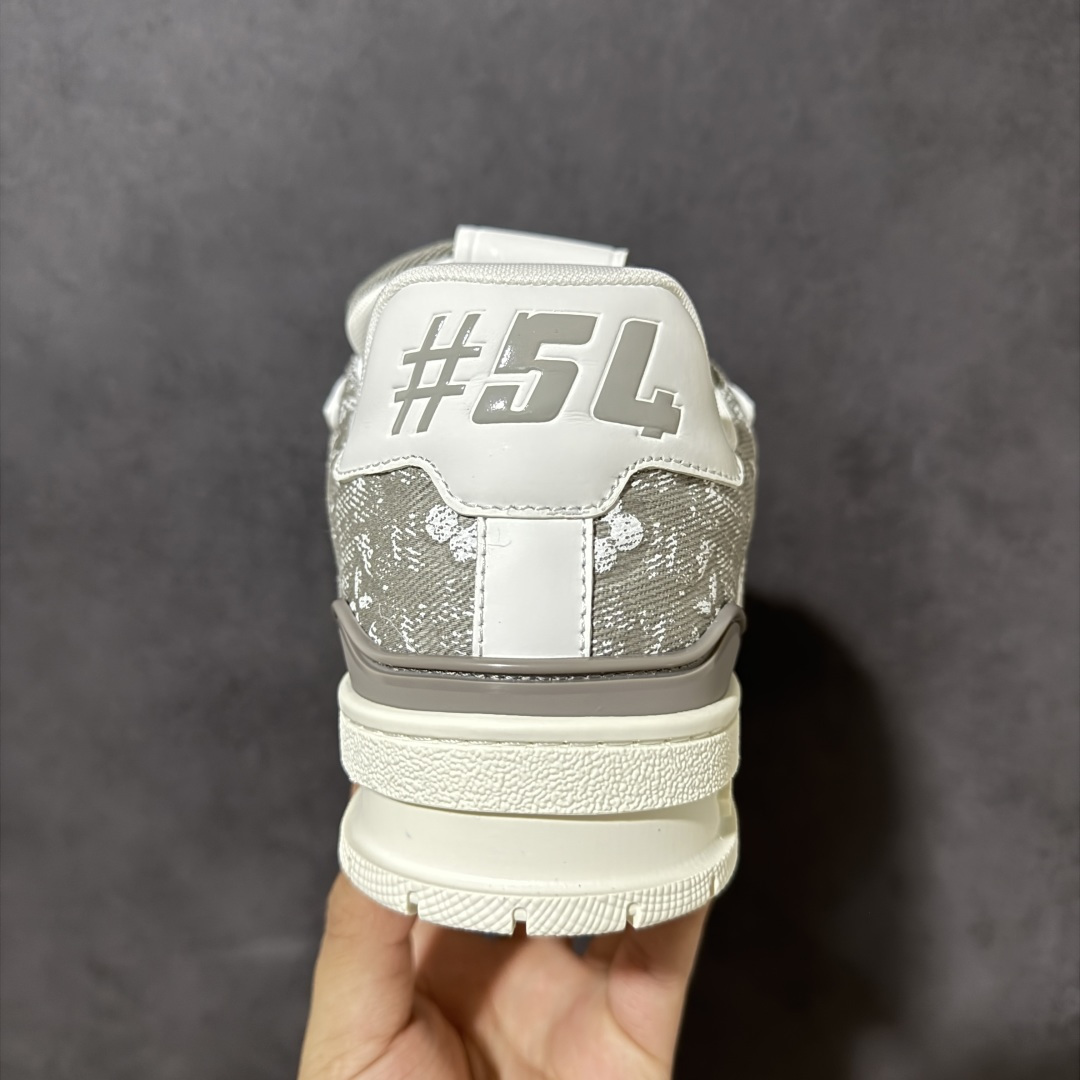 图片[4]-【性价比礼盒版】Louis Vuitton LV Trainer系列高奢运动鞋潮人必备单品 同步ZP官网空胶工艺 挂饰均镶嵌NFC芯片感应装置 正确胶片断点式设计 中底正确还原原版油印字母比例 1：1原楦格板、楦头、刀磨全新升级！ 独家订制顶级压纹麂皮 原版开模TPU大底 质感原版一致 垫脚聚米微料加透气英伦网布 细节完美呈现！ 尺码：35-47-选品中心
