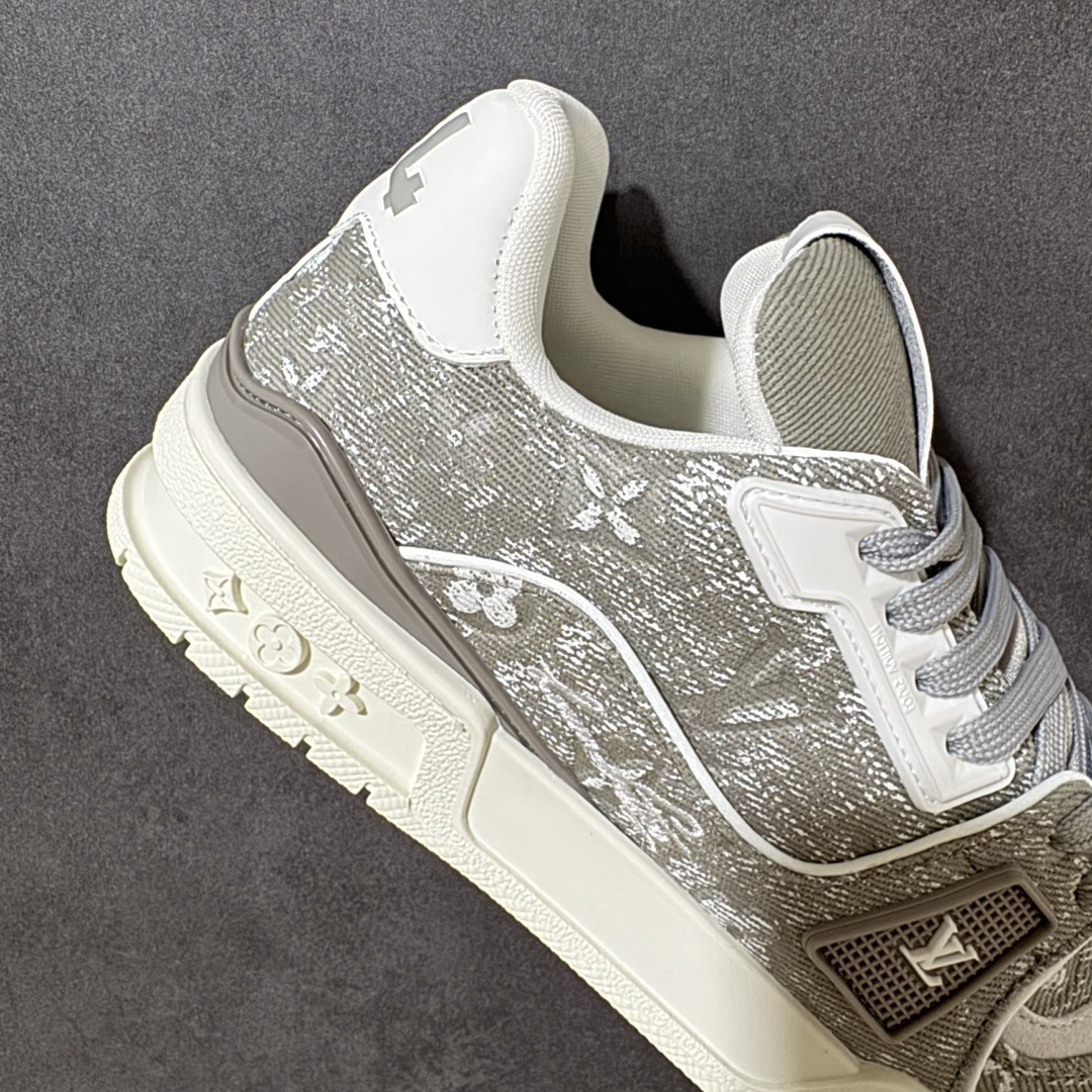 图片[7]-【性价比礼盒版】Louis Vuitton LV Trainer系列高奢运动鞋潮人必备单品 同步ZP官网空胶工艺 挂饰均镶嵌NFC芯片感应装置 正确胶片断点式设计 中底正确还原原版油印字母比例 1：1原楦格板、楦头、刀磨全新升级！ 独家订制顶级压纹麂皮 原版开模TPU大底 质感原版一致 垫脚聚米微料加透气英伦网布 细节完美呈现！ 尺码：35-47-选品中心