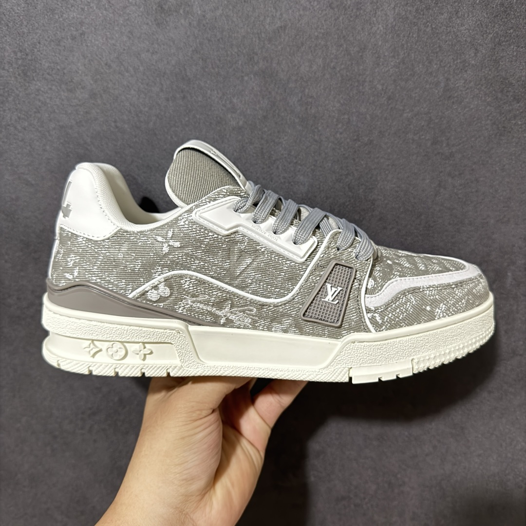 【性价比礼盒版】Louis Vuitton LV Trainer系列高奢运动鞋潮人必备单品 同步ZP官网空胶工艺 挂饰均镶嵌NFC芯片感应装置 正确胶片断点式设计 中底正确还原原版油印字母比例 1:1原楦格板、楦头、刀磨全新升级! 独家订制顶级压纹麂皮 原版开模TPU大底 质感原版一致 垫脚聚米微料加透气英伦网布 细节完美呈现! 尺码:35-47-选品中心