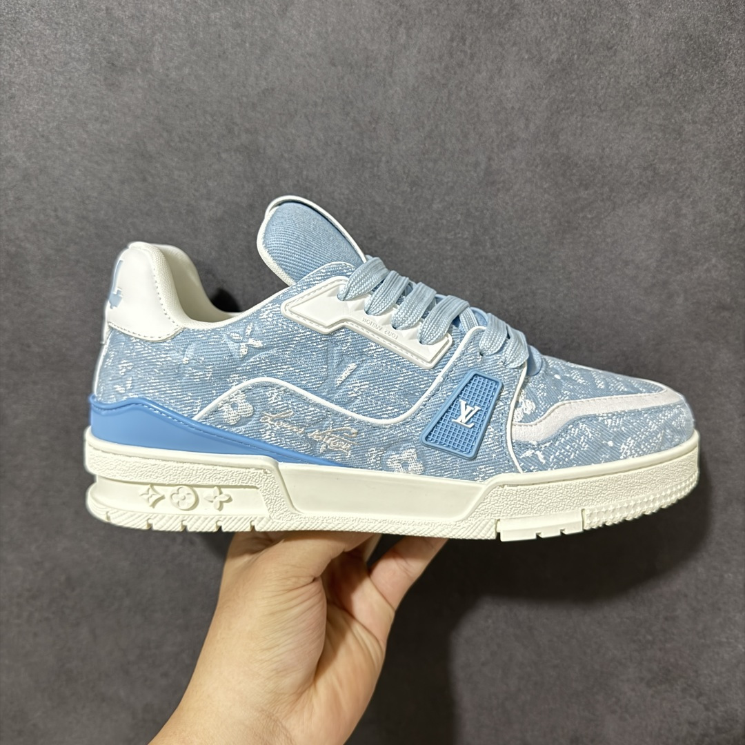 【性价比礼盒版】Louis Vuitton LV Trainer系列高奢运动鞋潮人必备单品 同步ZP官网空胶工艺 挂饰均镶嵌NFC芯片感应装置 正确胶片断点式设计 中底正确还原原版油印字母比例 1:1原楦格板、楦头、刀磨全新升级! 独家订制顶级压纹麂皮 原版开模TPU大底 质感原版一致 垫脚聚米微料加透气英伦网布 细节完美呈现! 尺码:35-47-选品中心