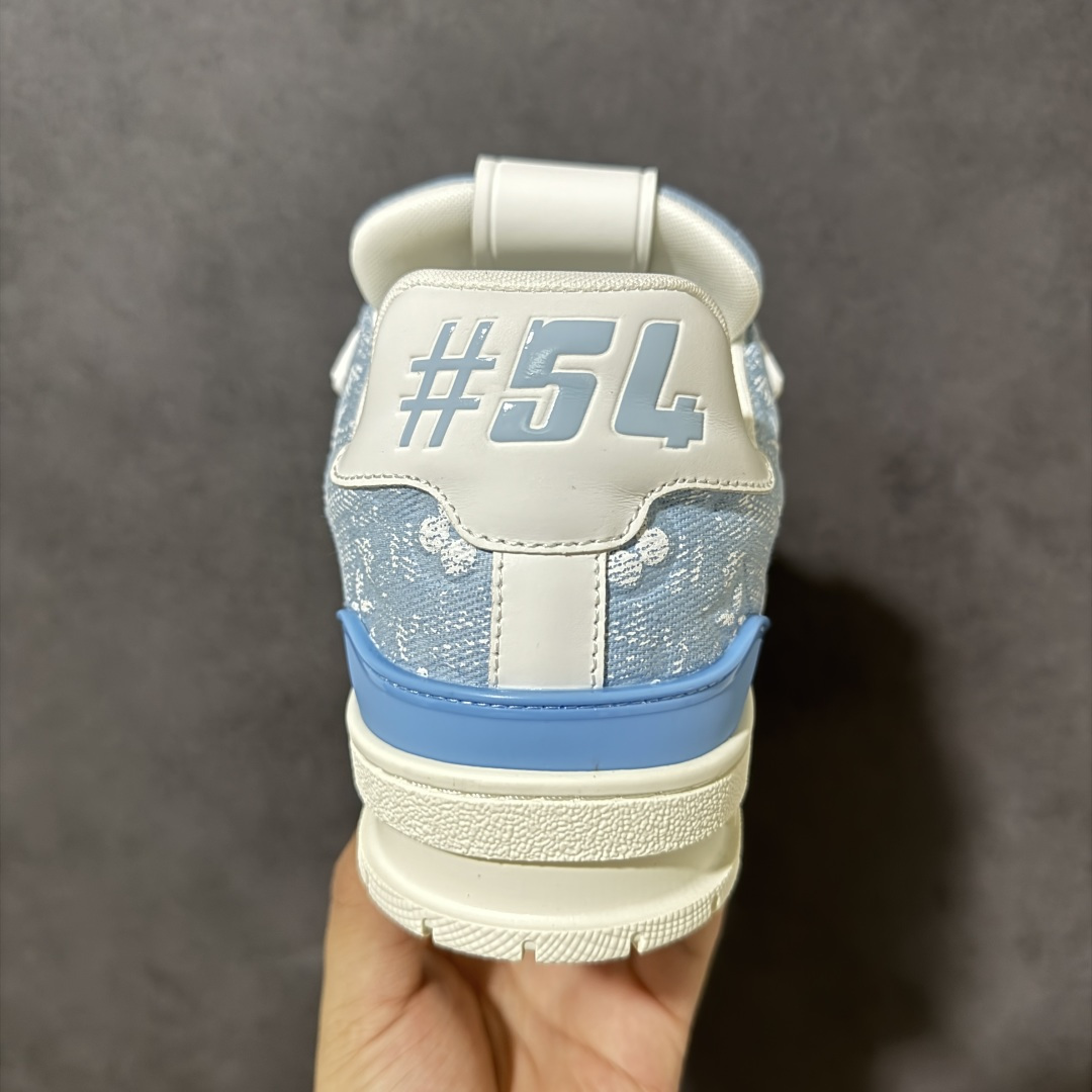 图片[4]-【性价比礼盒版】Louis Vuitton LV Trainer系列高奢运动鞋潮人必备单品 同步ZP官网空胶工艺 挂饰均镶嵌NFC芯片感应装置 正确胶片断点式设计 中底正确还原原版油印字母比例 1：1原楦格板、楦头、刀磨全新升级！ 独家订制顶级压纹麂皮 原版开模TPU大底 质感原版一致 垫脚聚米微料加透气英伦网布 细节完美呈现！ 尺码：35-47-选品中心