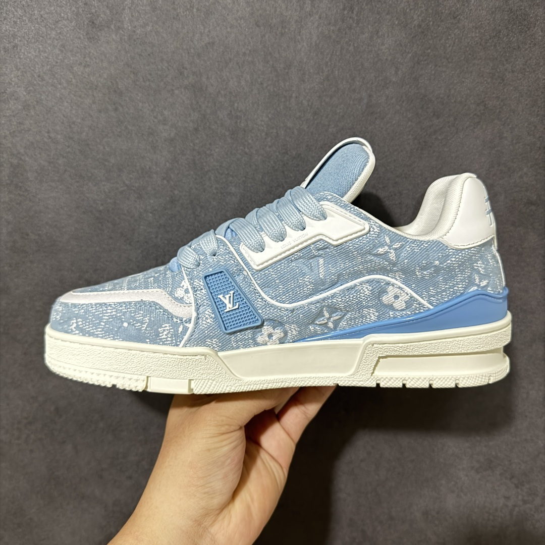 图片[2]-【性价比礼盒版】Louis Vuitton LV Trainer系列高奢运动鞋潮人必备单品 同步ZP官网空胶工艺 挂饰均镶嵌NFC芯片感应装置 正确胶片断点式设计 中底正确还原原版油印字母比例 1：1原楦格板、楦头、刀磨全新升级！ 独家订制顶级压纹麂皮 原版开模TPU大底 质感原版一致 垫脚聚米微料加透气英伦网布 细节完美呈现！ 尺码：35-47-选品中心