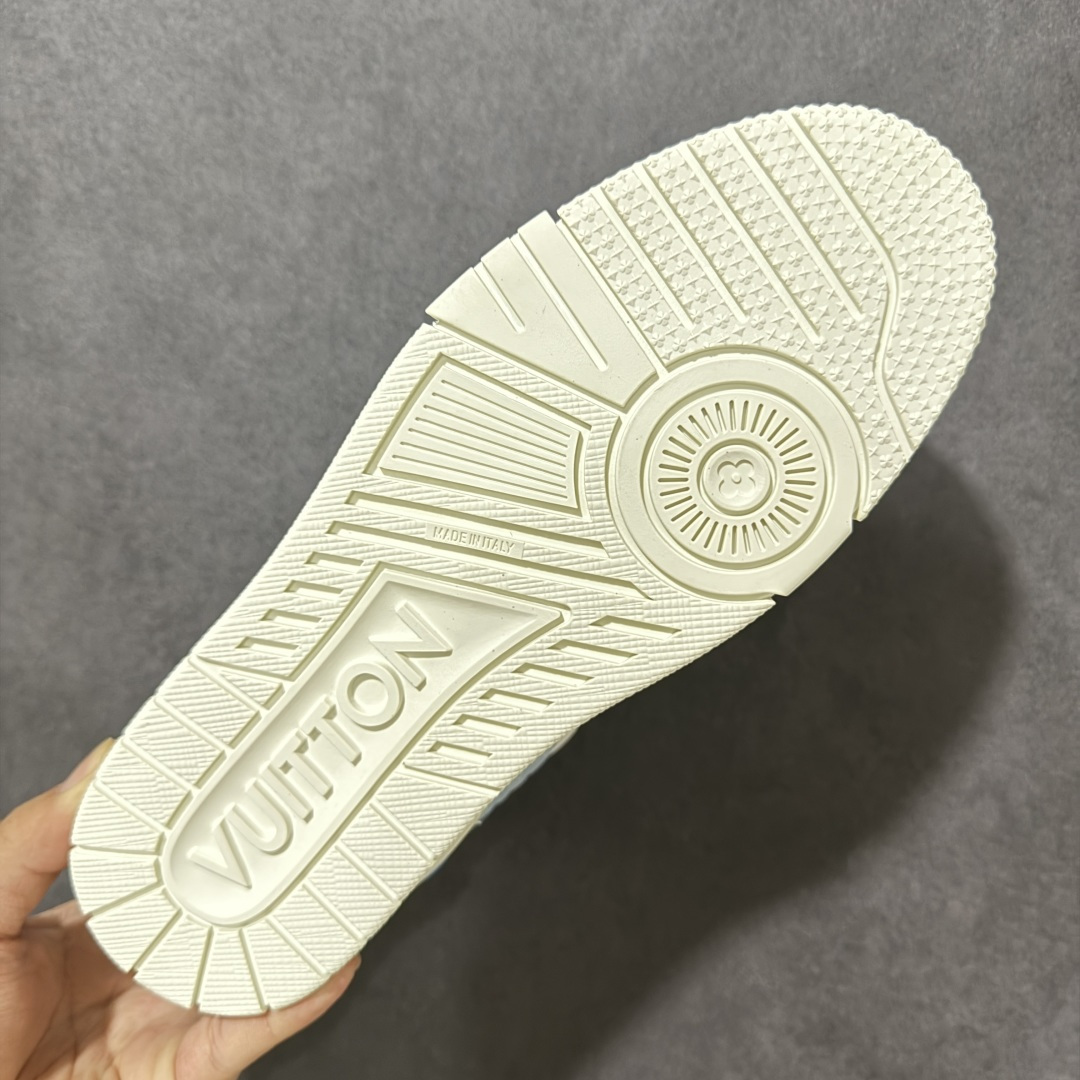 图片[9]-【性价比礼盒版】Louis Vuitton LV Trainer系列高奢运动鞋潮人必备单品 同步ZP官网空胶工艺 挂饰均镶嵌NFC芯片感应装置 正确胶片断点式设计 中底正确还原原版油印字母比例 1：1原楦格板、楦头、刀磨全新升级！ 独家订制顶级压纹麂皮 原版开模TPU大底 质感原版一致 垫脚聚米微料加透气英伦网布 细节完美呈现！ 尺码：35-47-选品中心