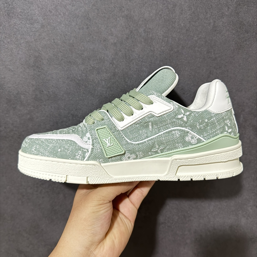 图片[2]-【性价比礼盒版】Louis Vuitton LV Trainer系列高奢运动鞋潮人必备单品 同步ZP官网空胶工艺 挂饰均镶嵌NFC芯片感应装置 正确胶片断点式设计 中底正确还原原版油印字母比例 1：1原楦格板、楦头、刀磨全新升级！ 独家订制顶级压纹麂皮 原版开模TPU大底 质感原版一致 垫脚聚米微料加透气英伦网布 细节完美呈现！ 尺码：35-47-选品中心