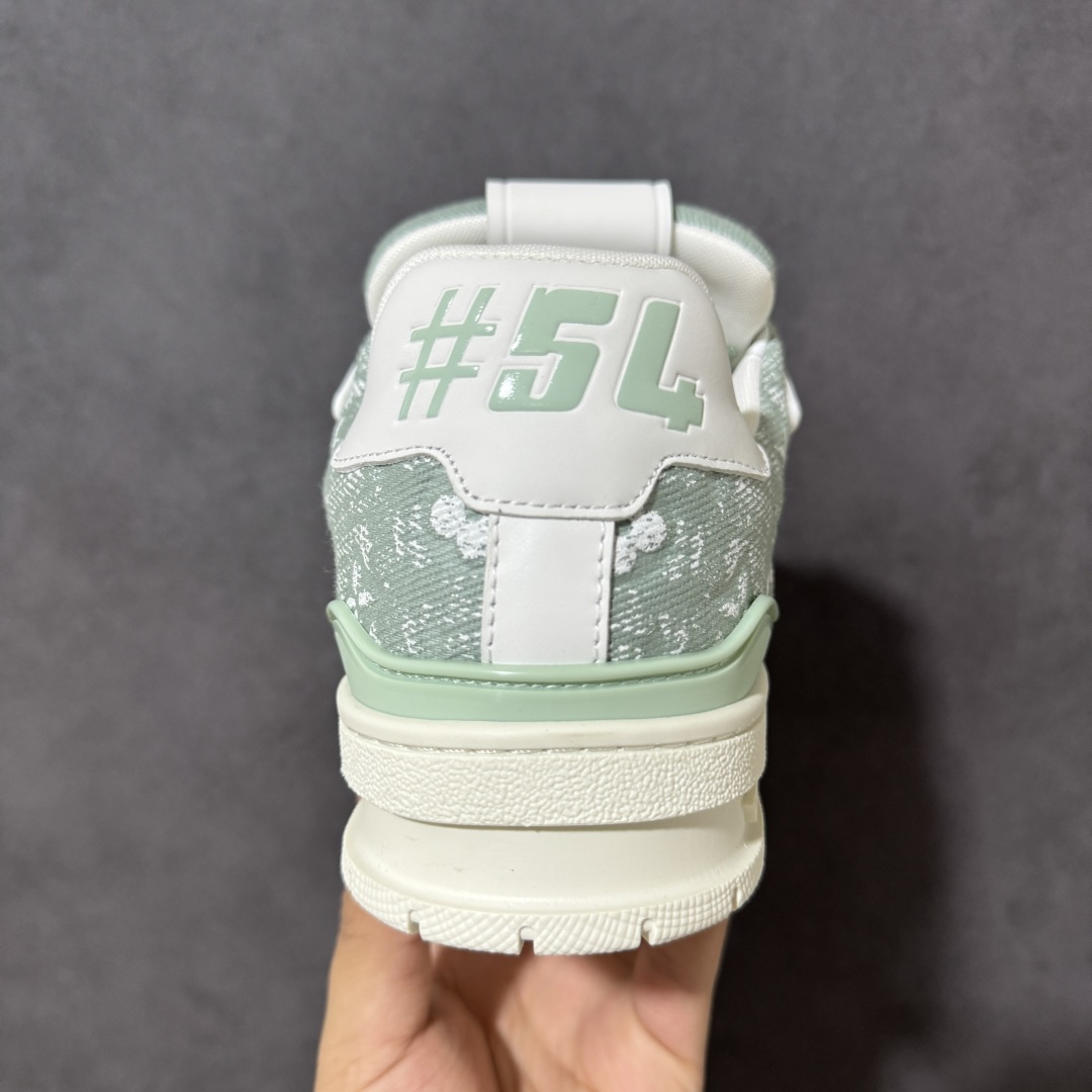 图片[4]-【性价比礼盒版】Louis Vuitton LV Trainer系列高奢运动鞋潮人必备单品 同步ZP官网空胶工艺 挂饰均镶嵌NFC芯片感应装置 正确胶片断点式设计 中底正确还原原版油印字母比例 1：1原楦格板、楦头、刀磨全新升级！ 独家订制顶级压纹麂皮 原版开模TPU大底 质感原版一致 垫脚聚米微料加透气英伦网布 细节完美呈现！ 尺码：35-47-选品中心