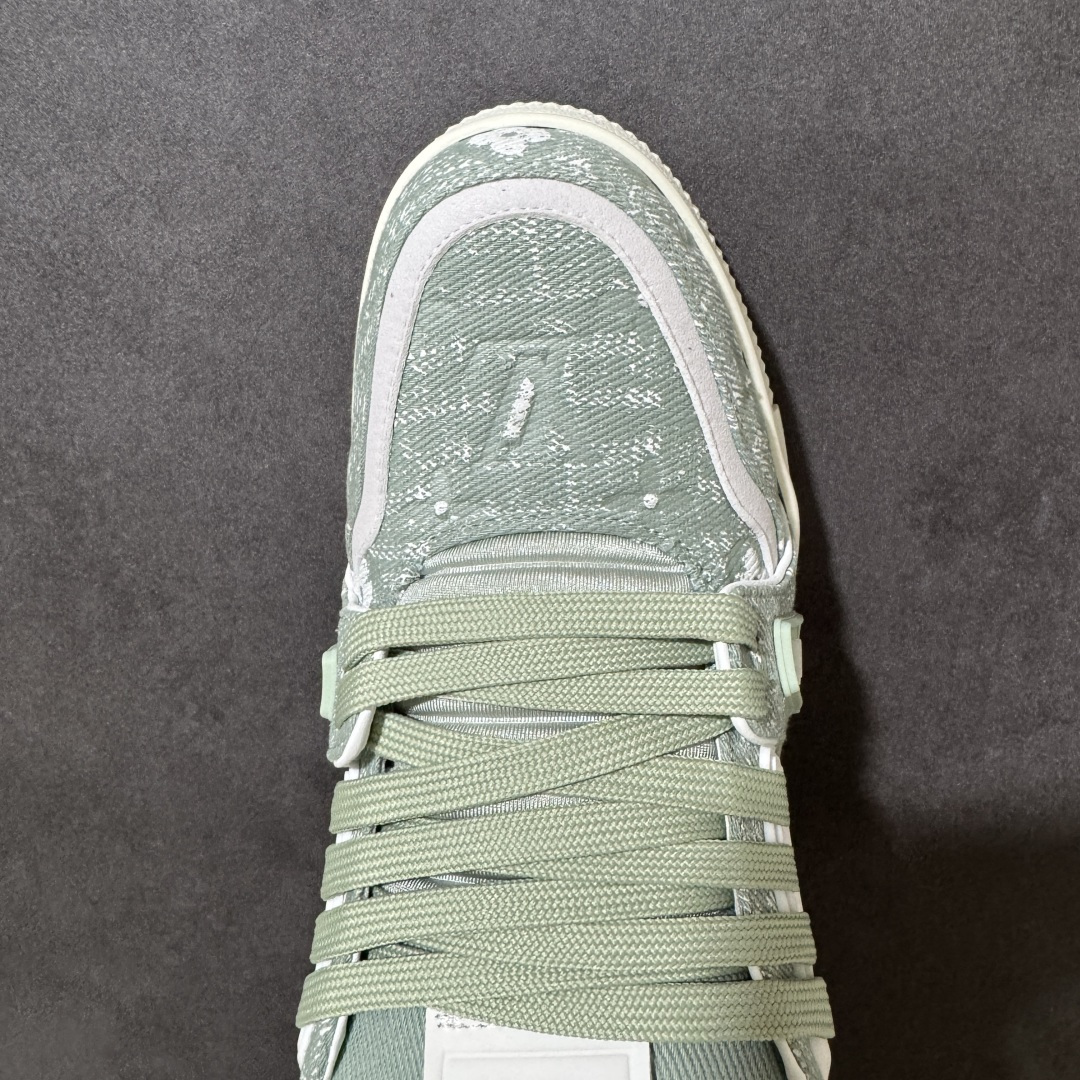 图片[5]-【性价比礼盒版】Louis Vuitton LV Trainer系列高奢运动鞋潮人必备单品 同步ZP官网空胶工艺 挂饰均镶嵌NFC芯片感应装置 正确胶片断点式设计 中底正确还原原版油印字母比例 1：1原楦格板、楦头、刀磨全新升级！ 独家订制顶级压纹麂皮 原版开模TPU大底 质感原版一致 垫脚聚米微料加透气英伦网布 细节完美呈现！ 尺码：35-47-选品中心