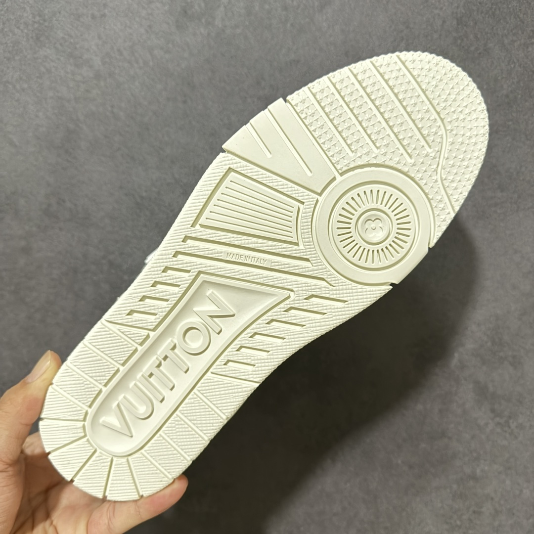 图片[9]-【性价比礼盒版】Louis Vuitton LV Trainer系列高奢运动鞋潮人必备单品 同步ZP官网空胶工艺 挂饰均镶嵌NFC芯片感应装置 正确胶片断点式设计 中底正确还原原版油印字母比例 1：1原楦格板、楦头、刀磨全新升级！ 独家订制顶级压纹麂皮 原版开模TPU大底 质感原版一致 垫脚聚米微料加透气英伦网布 细节完美呈现！ 尺码：35-47-选品中心