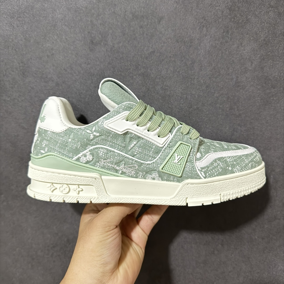 【性价比礼盒版】Louis Vuitton LV Trainer系列高奢运动鞋潮人必备单品 同步ZP官网空胶工艺 挂饰均镶嵌NFC芯片感应装置 正确胶片断点式设计 中底正确还原原版油印字母比例 1:1原楦格板、楦头、刀磨全新升级! 独家订制顶级压纹麂皮 原版开模TPU大底 质感原版一致 垫脚聚米微料加透气英伦网布 细节完美呈现! 尺码:35-47-选品中心