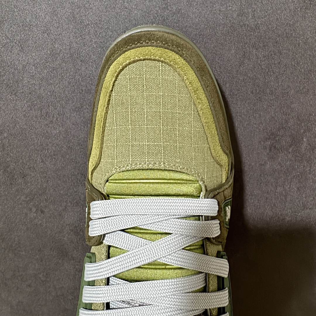 图片[5]-【性价比礼盒版】Louis Vuitton LV Trainer系列高奢运动鞋潮人必备单品 同步ZP官网空胶工艺 挂饰均镶嵌NFC芯片感应装置 正确胶片断点式设计 中底正确还原原版油印字母比例 1：1原楦格板、楦头、刀磨全新升级！ 独家订制顶级压纹麂皮 原版开模TPU大底 质感原版一致 垫脚聚米微料加透气英伦网布 细节完美呈现！ 尺码：35-47-选品中心