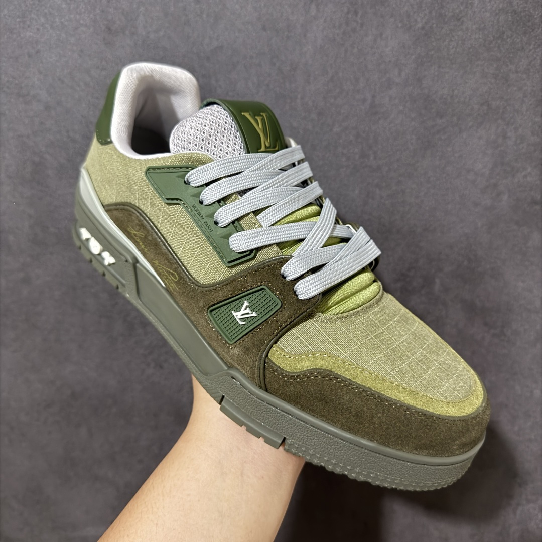 图片[3]-【性价比礼盒版】Louis Vuitton LV Trainer系列高奢运动鞋潮人必备单品 同步ZP官网空胶工艺 挂饰均镶嵌NFC芯片感应装置 正确胶片断点式设计 中底正确还原原版油印字母比例 1：1原楦格板、楦头、刀磨全新升级！ 独家订制顶级压纹麂皮 原版开模TPU大底 质感原版一致 垫脚聚米微料加透气英伦网布 细节完美呈现！ 尺码：35-47-选品中心