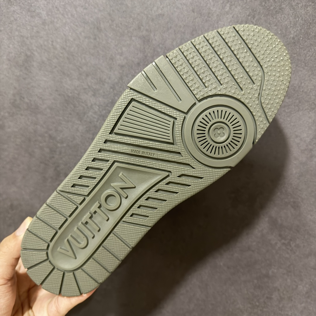 图片[9]-【性价比礼盒版】Louis Vuitton LV Trainer系列高奢运动鞋潮人必备单品 同步ZP官网空胶工艺 挂饰均镶嵌NFC芯片感应装置 正确胶片断点式设计 中底正确还原原版油印字母比例 1：1原楦格板、楦头、刀磨全新升级！ 独家订制顶级压纹麂皮 原版开模TPU大底 质感原版一致 垫脚聚米微料加透气英伦网布 细节完美呈现！ 尺码：35-47-选品中心