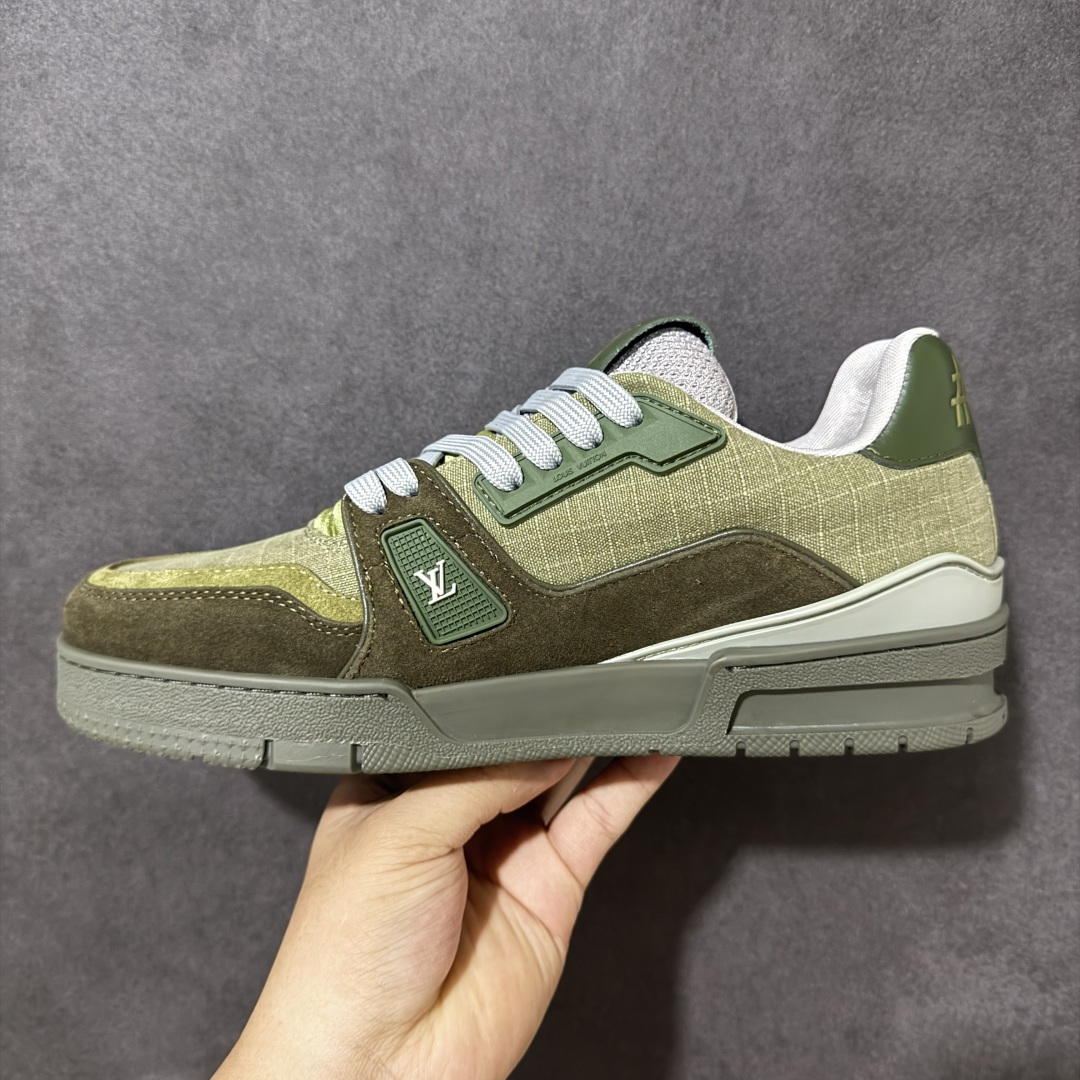 图片[2]-【性价比礼盒版】Louis Vuitton LV Trainer系列高奢运动鞋潮人必备单品 同步ZP官网空胶工艺 挂饰均镶嵌NFC芯片感应装置 正确胶片断点式设计 中底正确还原原版油印字母比例 1：1原楦格板、楦头、刀磨全新升级！ 独家订制顶级压纹麂皮 原版开模TPU大底 质感原版一致 垫脚聚米微料加透气英伦网布 细节完美呈现！ 尺码：35-47-选品中心