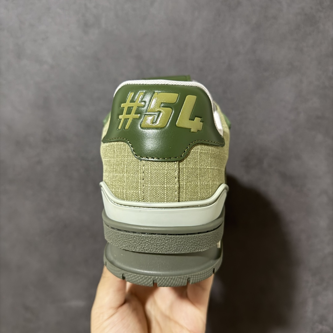 图片[4]-【性价比礼盒版】Louis Vuitton LV Trainer系列高奢运动鞋潮人必备单品 同步ZP官网空胶工艺 挂饰均镶嵌NFC芯片感应装置 正确胶片断点式设计 中底正确还原原版油印字母比例 1：1原楦格板、楦头、刀磨全新升级！ 独家订制顶级压纹麂皮 原版开模TPU大底 质感原版一致 垫脚聚米微料加透气英伦网布 细节完美呈现！ 尺码：35-47-选品中心