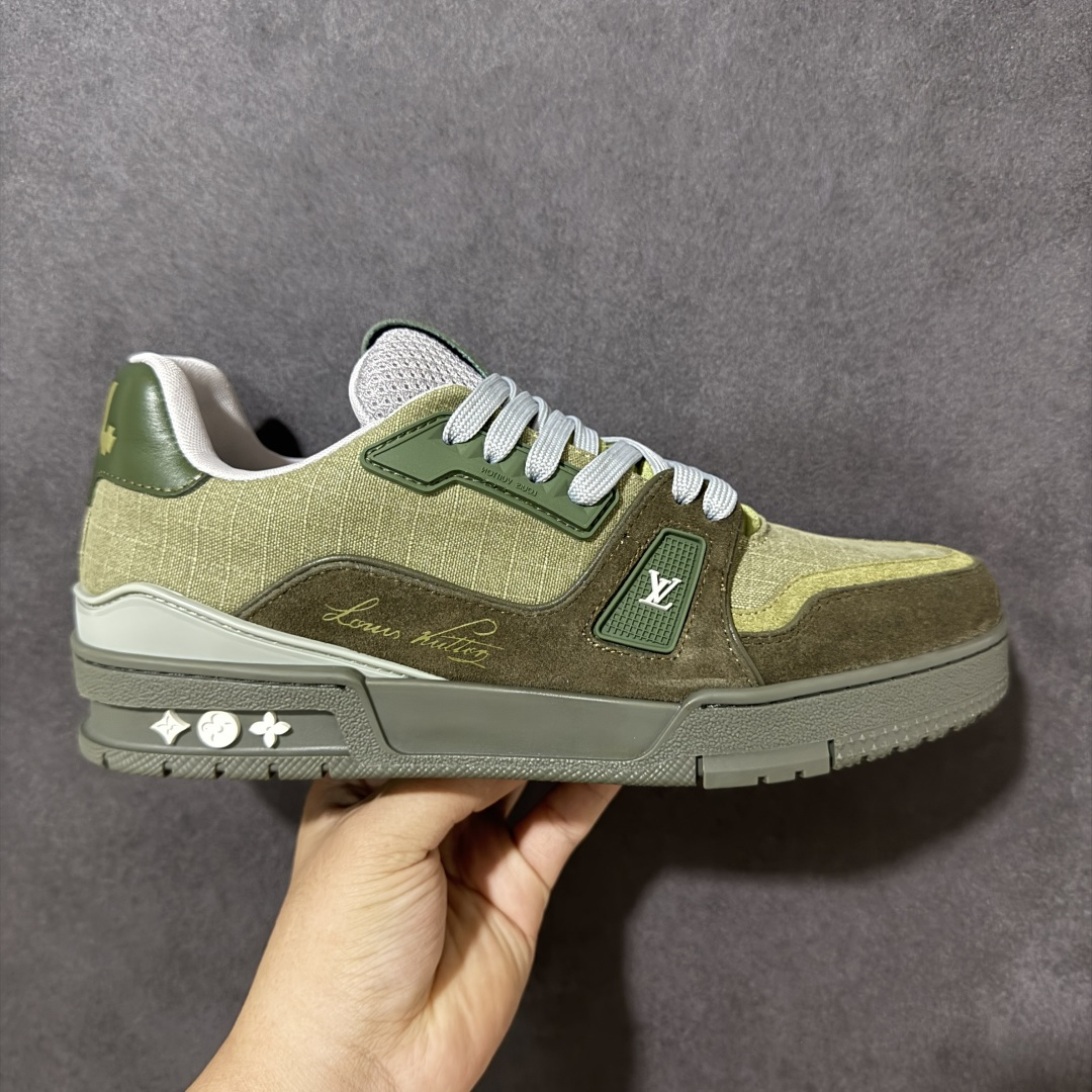 【性价比礼盒版】Louis Vuitton LV Trainer系列高奢运动鞋潮人必备单品 同步ZP官网空胶工艺 挂饰均镶嵌NFC芯片感应装置 正确胶片断点式设计 中底正确还原原版油印字母比例 1:1原楦格板、楦头、刀磨全新升级! 独家订制顶级压纹麂皮 原版开模TPU大底 质感原版一致 垫脚聚米微料加透气英伦网布 细节完美呈现! 尺码:35-47-选品中心
