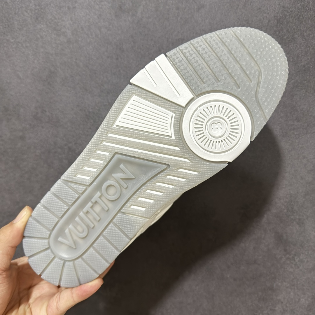 图片[9]-【性价比礼盒版】Louis Vuitton LV Trainer系列高奢运动鞋潮人必备单品 同步ZP官网空胶工艺 挂饰均镶嵌NFC芯片感应装置 正确胶片断点式设计 中底正确还原原版油印字母比例 1：1原楦格板、楦头、刀磨全新升级！ 独家订制顶级压纹麂皮 原版开模TPU大底 质感原版一致 垫脚聚米微料加透气英伦网布 细节完美呈现！ 尺码：35-47-选品中心