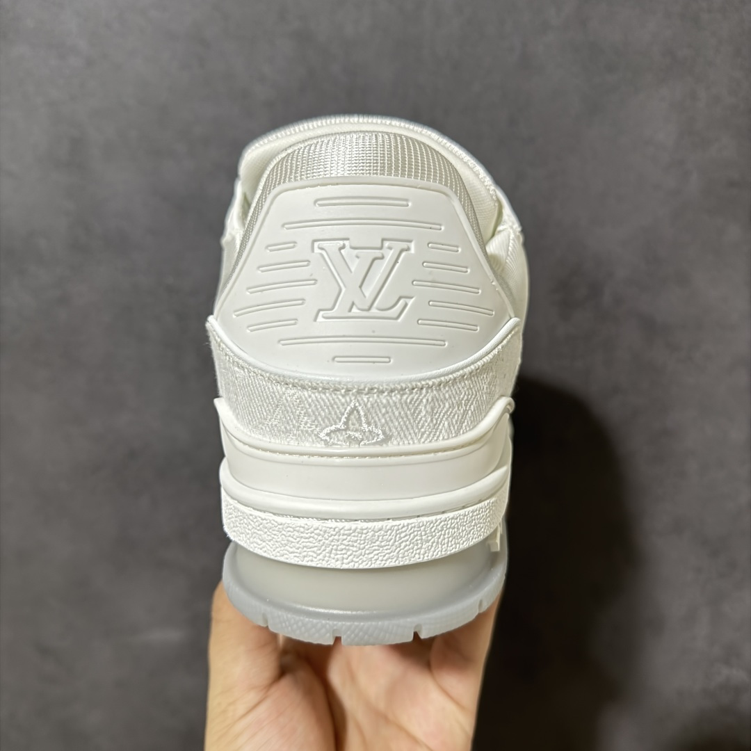 图片[4]-【性价比礼盒版】Louis Vuitton LV Trainer系列高奢运动鞋潮人必备单品 同步ZP官网空胶工艺 挂饰均镶嵌NFC芯片感应装置 正确胶片断点式设计 中底正确还原原版油印字母比例 1：1原楦格板、楦头、刀磨全新升级！ 独家订制顶级压纹麂皮 原版开模TPU大底 质感原版一致 垫脚聚米微料加透气英伦网布 细节完美呈现！ 尺码：35-47-选品中心