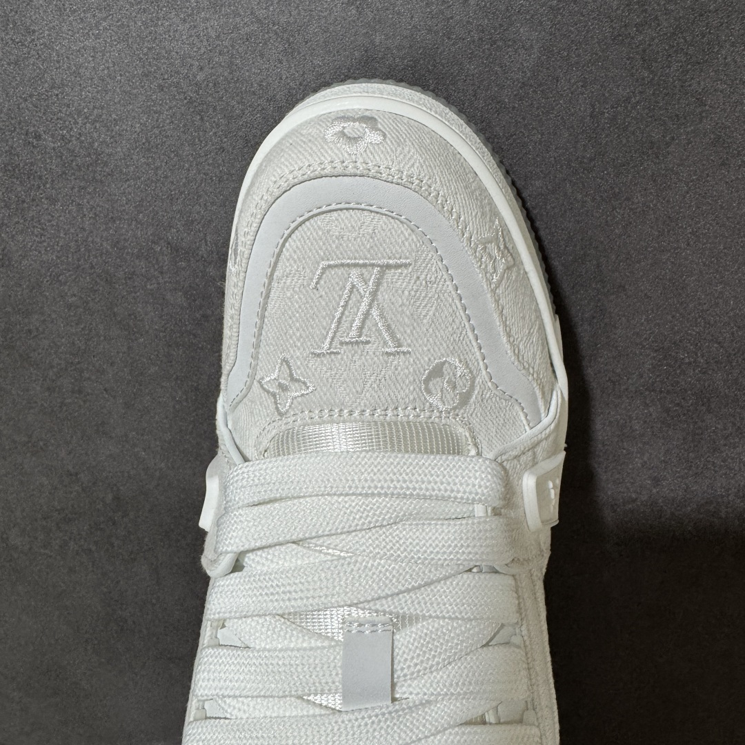 图片[5]-【性价比礼盒版】Louis Vuitton LV Trainer系列高奢运动鞋潮人必备单品 同步ZP官网空胶工艺 挂饰均镶嵌NFC芯片感应装置 正确胶片断点式设计 中底正确还原原版油印字母比例 1：1原楦格板、楦头、刀磨全新升级！ 独家订制顶级压纹麂皮 原版开模TPU大底 质感原版一致 垫脚聚米微料加透气英伦网布 细节完美呈现！ 尺码：35-47-选品中心