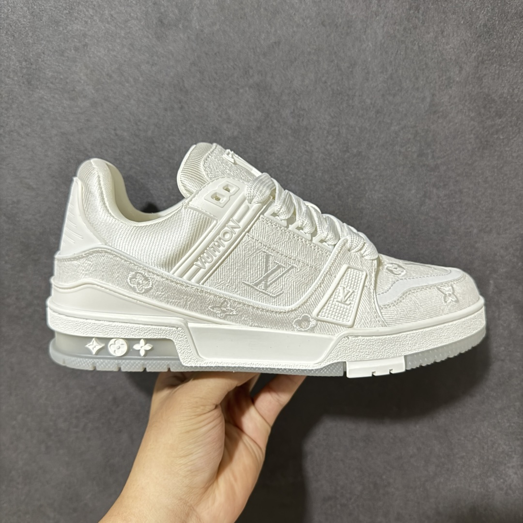 【性价比礼盒版】Louis Vuitton LV Trainer系列高奢运动鞋潮人必备单品 同步ZP官网空胶工艺 挂饰均镶嵌NFC芯片感应装置 正确胶片断点式设计 中底正确还原原版油印字母比例 1:1原楦格板、楦头、刀磨全新升级! 独家订制顶级压纹麂皮 原版开模TPU大底 质感原版一致 垫脚聚米微料加透气英伦网布 细节完美呈现! 尺码:35-47-选品中心