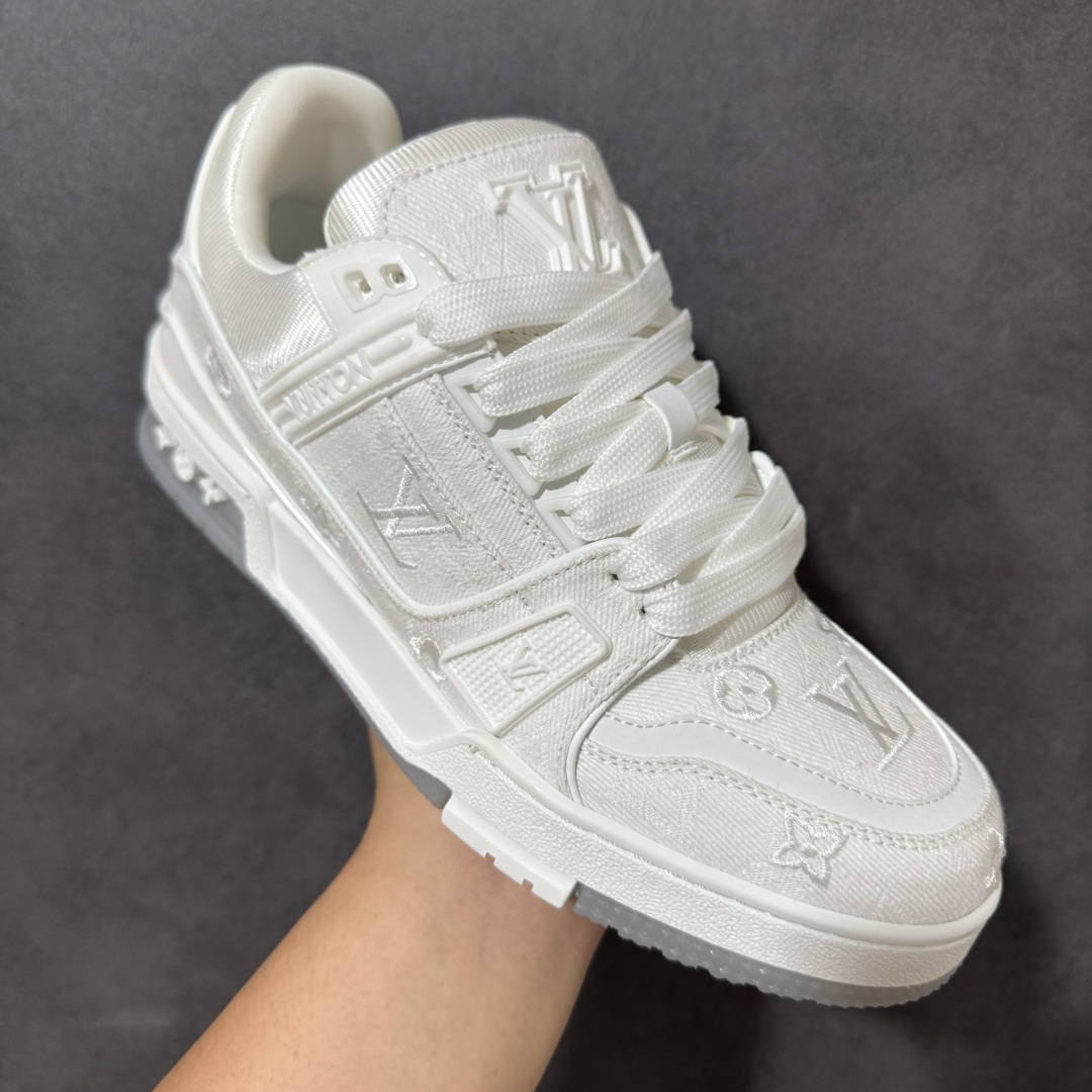 图片[3]-【性价比礼盒版】Louis Vuitton LV Trainer系列高奢运动鞋潮人必备单品 同步ZP官网空胶工艺 挂饰均镶嵌NFC芯片感应装置 正确胶片断点式设计 中底正确还原原版油印字母比例 1：1原楦格板、楦头、刀磨全新升级！ 独家订制顶级压纹麂皮 原版开模TPU大底 质感原版一致 垫脚聚米微料加透气英伦网布 细节完美呈现！ 尺码：35-47-选品中心
