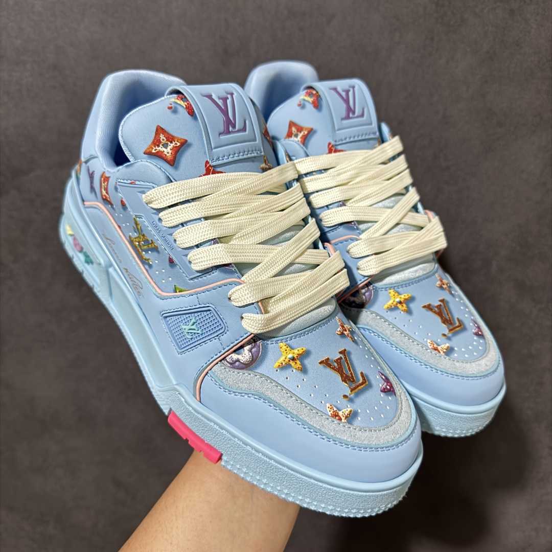 图片[6]-【性价比礼盒版】Louis Vuitton LV Trainer系列高奢运动鞋潮人必备单品 同步ZP官网空胶工艺 挂饰均镶嵌NFC芯片感应装置 正确胶片断点式设计 中底正确还原原版油印字母比例 1：1原楦格板、楦头、刀磨全新升级！ 独家订制顶级压纹麂皮 原版开模TPU大底 质感原版一致 垫脚聚米微料加透气英伦网布 细节完美呈现！ 尺码：35-47-选品中心