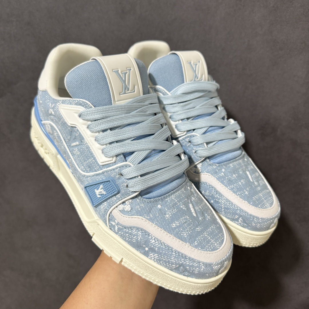图片[4]-【性价比礼盒版】Louis Vuitton LV Trainer系列高奢运动鞋潮人必备单品 同步ZP官网空胶工艺 挂饰均镶嵌NFC芯片感应装置 正确胶片断点式设计 中底正确还原原版油印字母比例 1：1原楦格板、楦头、刀磨全新升级！ 独家订制顶级压纹麂皮 原版开模TPU大底 质感原版一致 垫脚聚米微料加透气英伦网布 细节完美呈现！ 尺码：35-47-选品中心