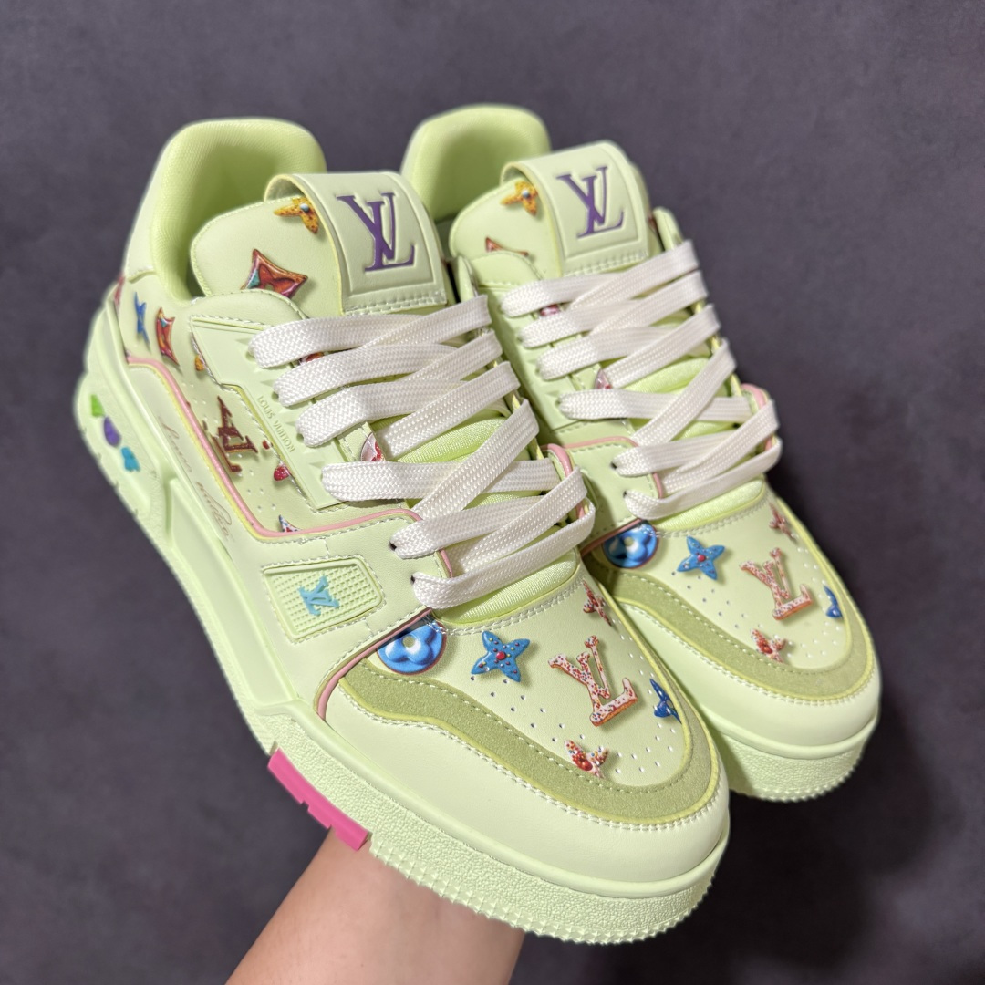 图片[7]-【性价比礼盒版】Louis Vuitton LV Trainer系列高奢运动鞋潮人必备单品 同步ZP官网空胶工艺 挂饰均镶嵌NFC芯片感应装置 正确胶片断点式设计 中底正确还原原版油印字母比例 1：1原楦格板、楦头、刀磨全新升级！ 独家订制顶级压纹麂皮 原版开模TPU大底 质感原版一致 垫脚聚米微料加透气英伦网布 细节完美呈现！ 尺码：35-47-选品中心