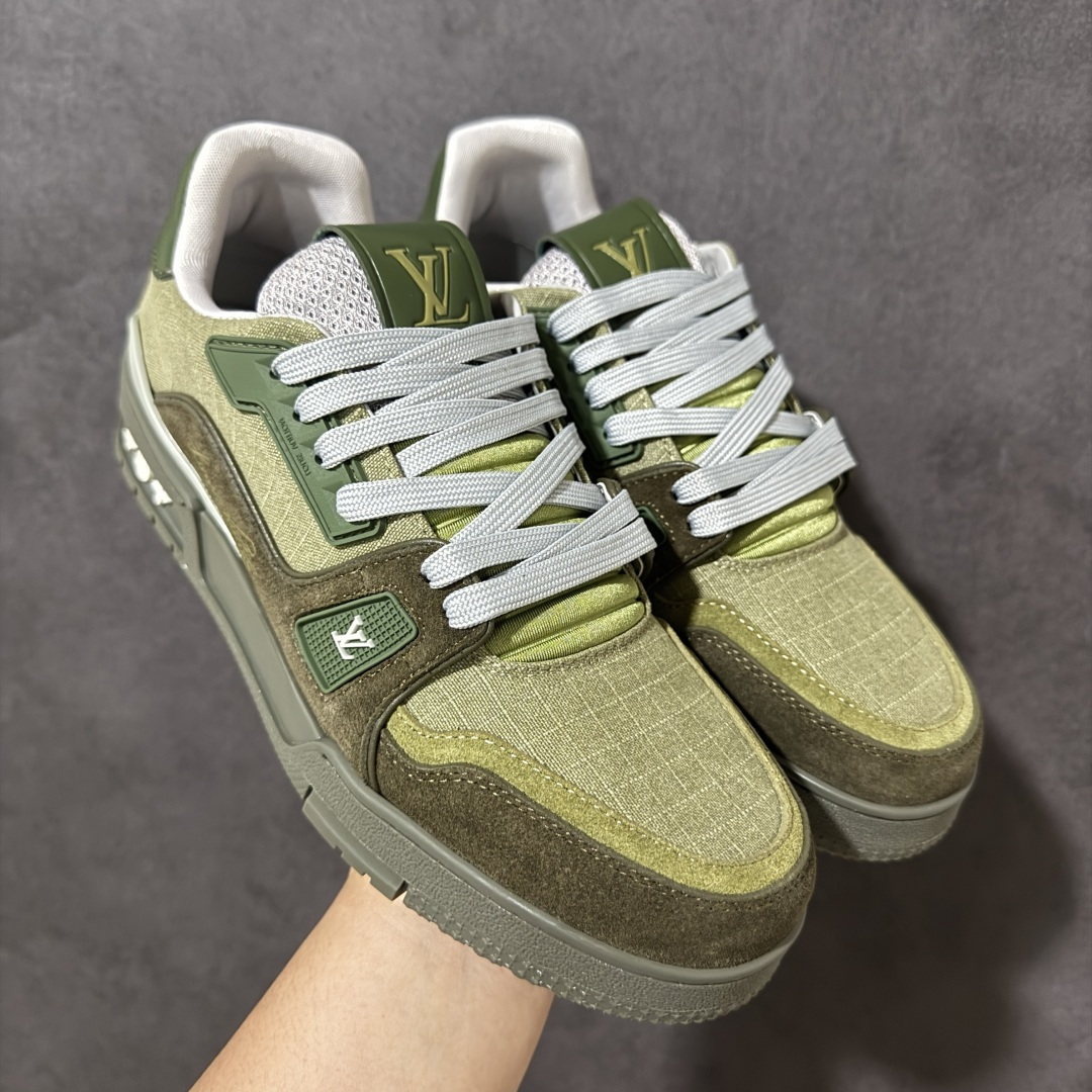 图片[2]-【性价比礼盒版】Louis Vuitton LV Trainer系列高奢运动鞋潮人必备单品 同步ZP官网空胶工艺 挂饰均镶嵌NFC芯片感应装置 正确胶片断点式设计 中底正确还原原版油印字母比例 1：1原楦格板、楦头、刀磨全新升级！ 独家订制顶级压纹麂皮 原版开模TPU大底 质感原版一致 垫脚聚米微料加透气英伦网布 细节完美呈现！ 尺码：35-47-选品中心