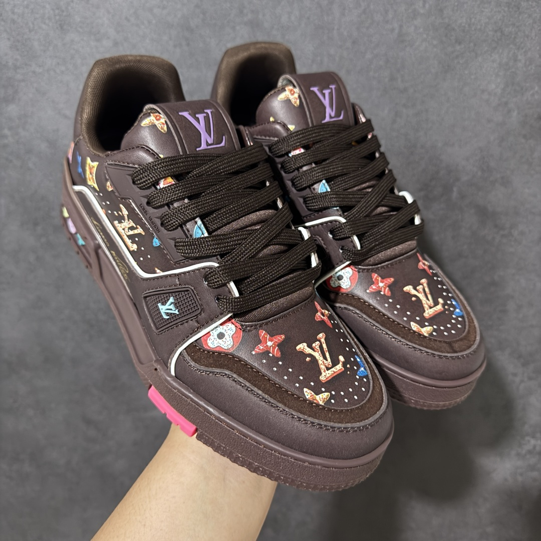 图片[8]-【性价比礼盒版】Louis Vuitton LV Trainer系列高奢运动鞋潮人必备单品 同步ZP官网空胶工艺 挂饰均镶嵌NFC芯片感应装置 正确胶片断点式设计 中底正确还原原版油印字母比例 1：1原楦格板、楦头、刀磨全新升级！ 独家订制顶级压纹麂皮 原版开模TPU大底 质感原版一致 垫脚聚米微料加透气英伦网布 细节完美呈现！ 尺码：35-47-选品中心