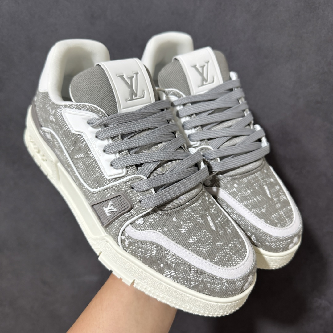 图片[5]-【性价比礼盒版】Louis Vuitton LV Trainer系列高奢运动鞋潮人必备单品 同步ZP官网空胶工艺 挂饰均镶嵌NFC芯片感应装置 正确胶片断点式设计 中底正确还原原版油印字母比例 1：1原楦格板、楦头、刀磨全新升级！ 独家订制顶级压纹麂皮 原版开模TPU大底 质感原版一致 垫脚聚米微料加透气英伦网布 细节完美呈现！ 尺码：35-47-选品中心