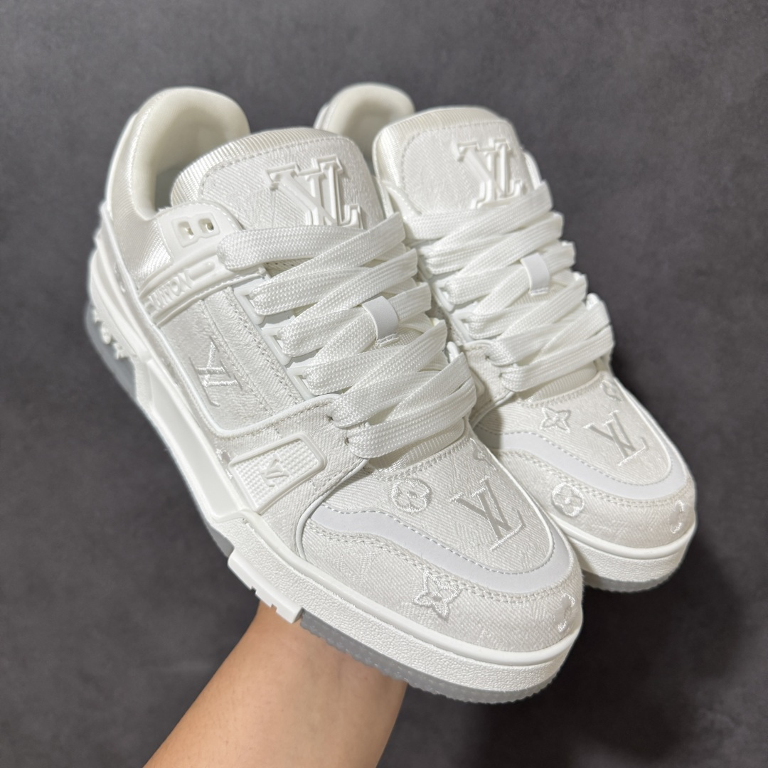 【性价比礼盒版】Louis Vuitton LV Trainer系列高奢运动鞋潮人必备单品 同步ZP官网空胶工艺 挂饰均镶嵌NFC芯片感应装置 正确胶片断点式设计 中底正确还原原版油印字母比例 1:1原楦格板、楦头、刀磨全新升级! 独家订制顶级压纹麂皮 原版开模TPU大底 质感原版一致 垫脚聚米微料加透气英伦网布 细节完美呈现! 尺码:35-47-选品中心