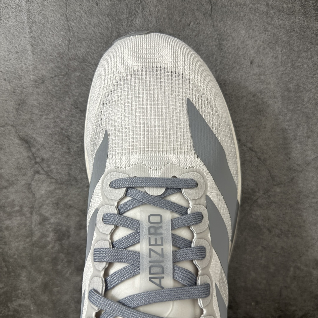 图片[5]-【RS纯原】AD Adizero Evo SL M 零度进化版系列低帮轻便透气竞速休闲运动慢跑鞋 KI7351 全新版本出货 品相相当完美 细节到位 全鞋均使用原材料 原档案打造 内置碳板 目前市场最强 欢迎对比 相信大家对去年 adidas 横空出世的「顶级超跑」adiZero Adios Pro EVO 1 记忆犹新！不仅登顶阿迪史上最轻跑鞋宝座，更在接下来的全球马拉松赛事中，持续书写着惊人成绩，被网友戏称新一代「阿迪神鞋」全网刷屏！极简设计语言与强烈速度感和存在感的鞋侧三线，让人过目不忘，特别种草！其中定位于中长跑训练的 adidas Adizero Evo SL，整体外观造型与 adiZero Adios Pro EVO 1 非常相似。中底配置方面搭载全掌 Lightstrike Pro，鞋面采用透气网面示人，契合日常训练鞋的定位，更加耐用。外底给到了马牌橡胶，及类似上代竞速旗舰 adidas Adizero Adios Pro 3 区域分布。整体看下来无论是外观的鲜明辨识度，还是配置的扎实程度都很顶。 尺码：39-46-选品中心