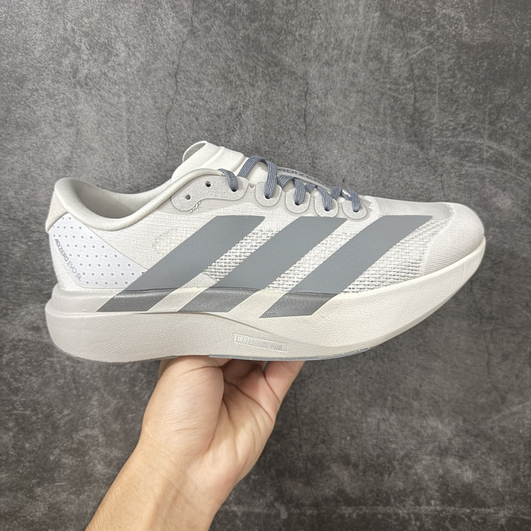 【RS纯原】AD Adizero Evo SL M 零度进化版系列低帮轻便透气竞速休闲运动慢跑鞋 KI7351 全新版本出货 品相相当完美 细节到位 全鞋均使用原材料 原档案打造 内置碳板 目前市场最强 欢迎对比 相信大家对去年 adidas 横空出世的「顶级超跑」adiZero Adios Pro EVO 1 记忆犹新!不仅登顶阿迪史上最轻跑鞋宝座,更在接下来的全球马拉松赛事中,持续书写着惊人成绩,被网友戏称新一代「阿迪神鞋」全网刷屏!极简设计语言与强烈速度感和存在感的鞋侧三线,让人过目不忘,特别种草!其中定位于中长跑训练的 adidas Adizero Evo SL,整体外观造型与 adiZero Adios Pro EVO 1 非常相似。中底配置方面搭载全掌 Lightstrike Pro,鞋面采用透气网面示人,契合日常训练鞋的定位,更加耐用。外底给到了马牌橡胶,及类似上代竞速旗舰 adidas Adizero Adios Pro 3 区域分布。整体看下来无论是外观的鲜明辨识度,还是配置的扎实程度都很顶。 尺码:39-46-选品中心