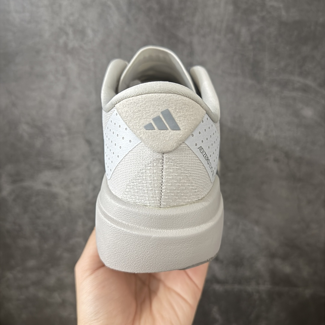 图片[4]-【RS纯原】AD Adizero Evo SL M 零度进化版系列低帮轻便透气竞速休闲运动慢跑鞋 KI7351 全新版本出货 品相相当完美 细节到位 全鞋均使用原材料 原档案打造 内置碳板 目前市场最强 欢迎对比 相信大家对去年 adidas 横空出世的「顶级超跑」adiZero Adios Pro EVO 1 记忆犹新！不仅登顶阿迪史上最轻跑鞋宝座，更在接下来的全球马拉松赛事中，持续书写着惊人成绩，被网友戏称新一代「阿迪神鞋」全网刷屏！极简设计语言与强烈速度感和存在感的鞋侧三线，让人过目不忘，特别种草！其中定位于中长跑训练的 adidas Adizero Evo SL，整体外观造型与 adiZero Adios Pro EVO 1 非常相似。中底配置方面搭载全掌 Lightstrike Pro，鞋面采用透气网面示人，契合日常训练鞋的定位，更加耐用。外底给到了马牌橡胶，及类似上代竞速旗舰 adidas Adizero Adios Pro 3 区域分布。整体看下来无论是外观的鲜明辨识度，还是配置的扎实程度都很顶。 尺码：39-46-选品中心