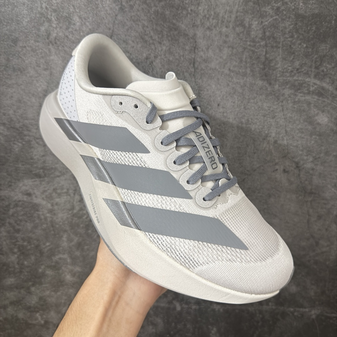 图片[3]-【RS纯原】AD Adizero Evo SL M 零度进化版系列低帮轻便透气竞速休闲运动慢跑鞋 KI7351 全新版本出货 品相相当完美 细节到位 全鞋均使用原材料 原档案打造 内置碳板 目前市场最强 欢迎对比 相信大家对去年 adidas 横空出世的「顶级超跑」adiZero Adios Pro EVO 1 记忆犹新！不仅登顶阿迪史上最轻跑鞋宝座，更在接下来的全球马拉松赛事中，持续书写着惊人成绩，被网友戏称新一代「阿迪神鞋」全网刷屏！极简设计语言与强烈速度感和存在感的鞋侧三线，让人过目不忘，特别种草！其中定位于中长跑训练的 adidas Adizero Evo SL，整体外观造型与 adiZero Adios Pro EVO 1 非常相似。中底配置方面搭载全掌 Lightstrike Pro，鞋面采用透气网面示人，契合日常训练鞋的定位，更加耐用。外底给到了马牌橡胶，及类似上代竞速旗舰 adidas Adizero Adios Pro 3 区域分布。整体看下来无论是外观的鲜明辨识度，还是配置的扎实程度都很顶。 尺码：39-46-选品中心