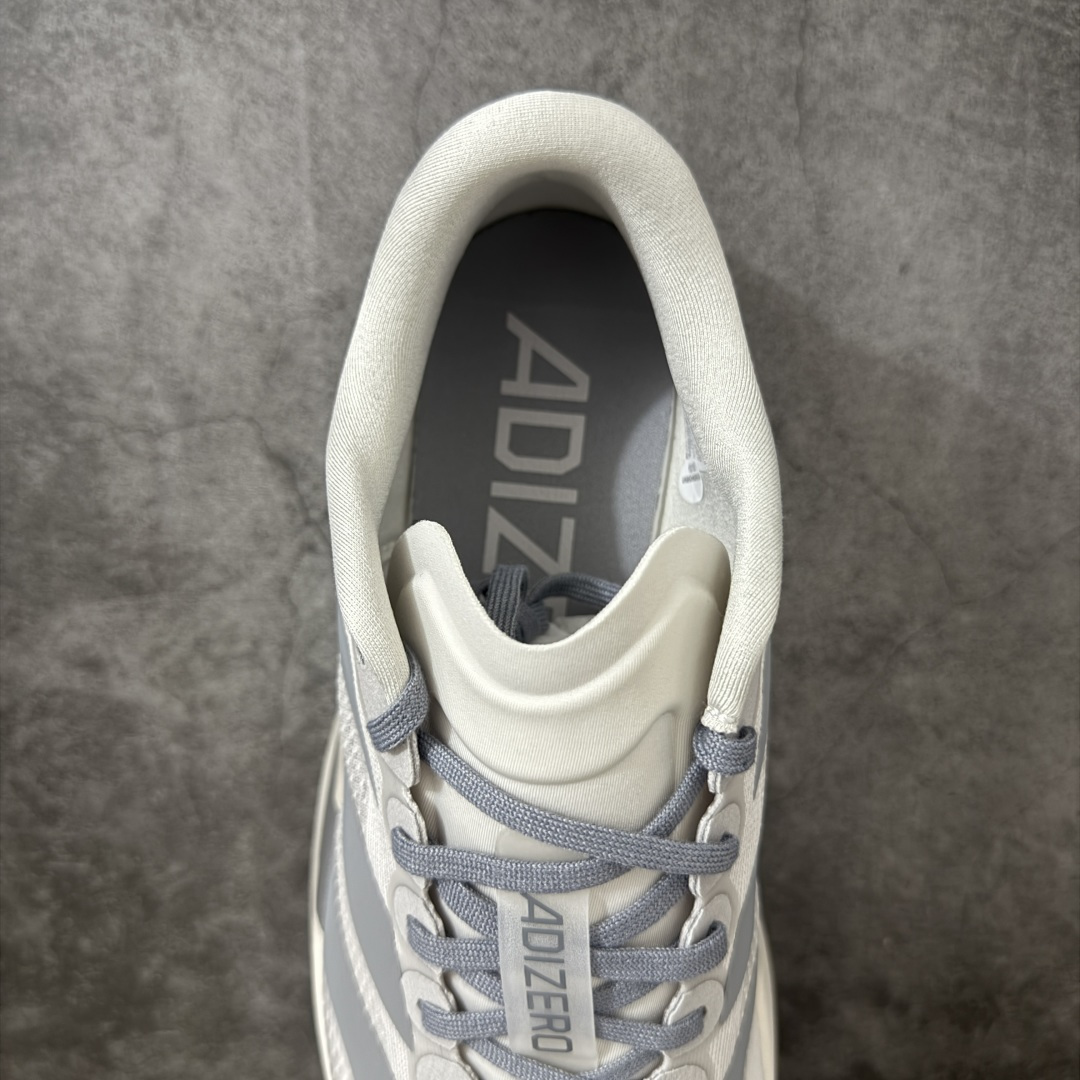 图片[8]-【RS纯原】AD Adizero Evo SL M 零度进化版系列低帮轻便透气竞速休闲运动慢跑鞋 KI7351 全新版本出货 品相相当完美 细节到位 全鞋均使用原材料 原档案打造 内置碳板 目前市场最强 欢迎对比 相信大家对去年 adidas 横空出世的「顶级超跑」adiZero Adios Pro EVO 1 记忆犹新！不仅登顶阿迪史上最轻跑鞋宝座，更在接下来的全球马拉松赛事中，持续书写着惊人成绩，被网友戏称新一代「阿迪神鞋」全网刷屏！极简设计语言与强烈速度感和存在感的鞋侧三线，让人过目不忘，特别种草！其中定位于中长跑训练的 adidas Adizero Evo SL，整体外观造型与 adiZero Adios Pro EVO 1 非常相似。中底配置方面搭载全掌 Lightstrike Pro，鞋面采用透气网面示人，契合日常训练鞋的定位，更加耐用。外底给到了马牌橡胶，及类似上代竞速旗舰 adidas Adizero Adios Pro 3 区域分布。整体看下来无论是外观的鲜明辨识度，还是配置的扎实程度都很顶。 尺码：39-46-选品中心